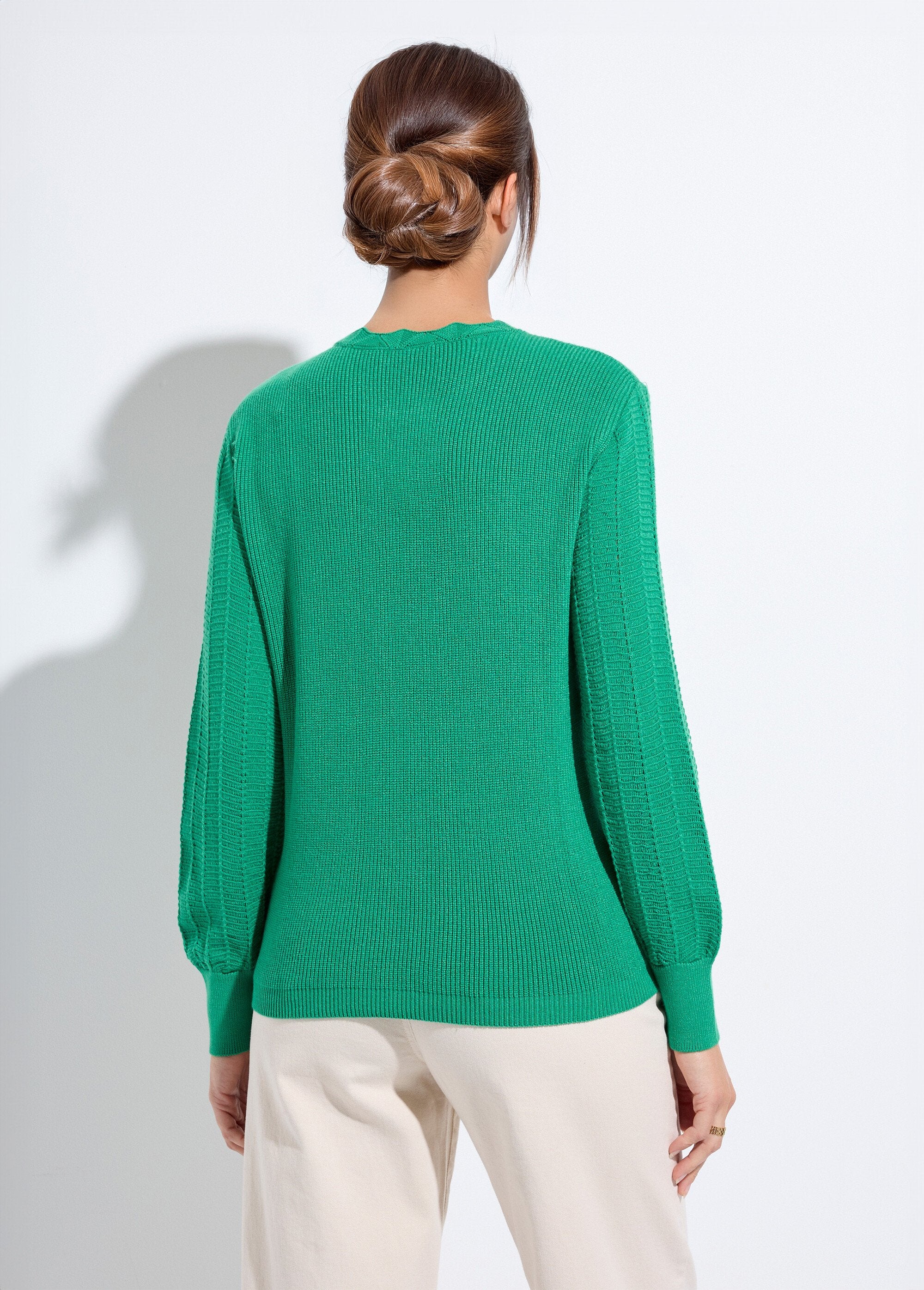 Suéter_suave_de_cuello_redondo_con_mangas_largas_y_abullonadas._Verde_DO1_slim
