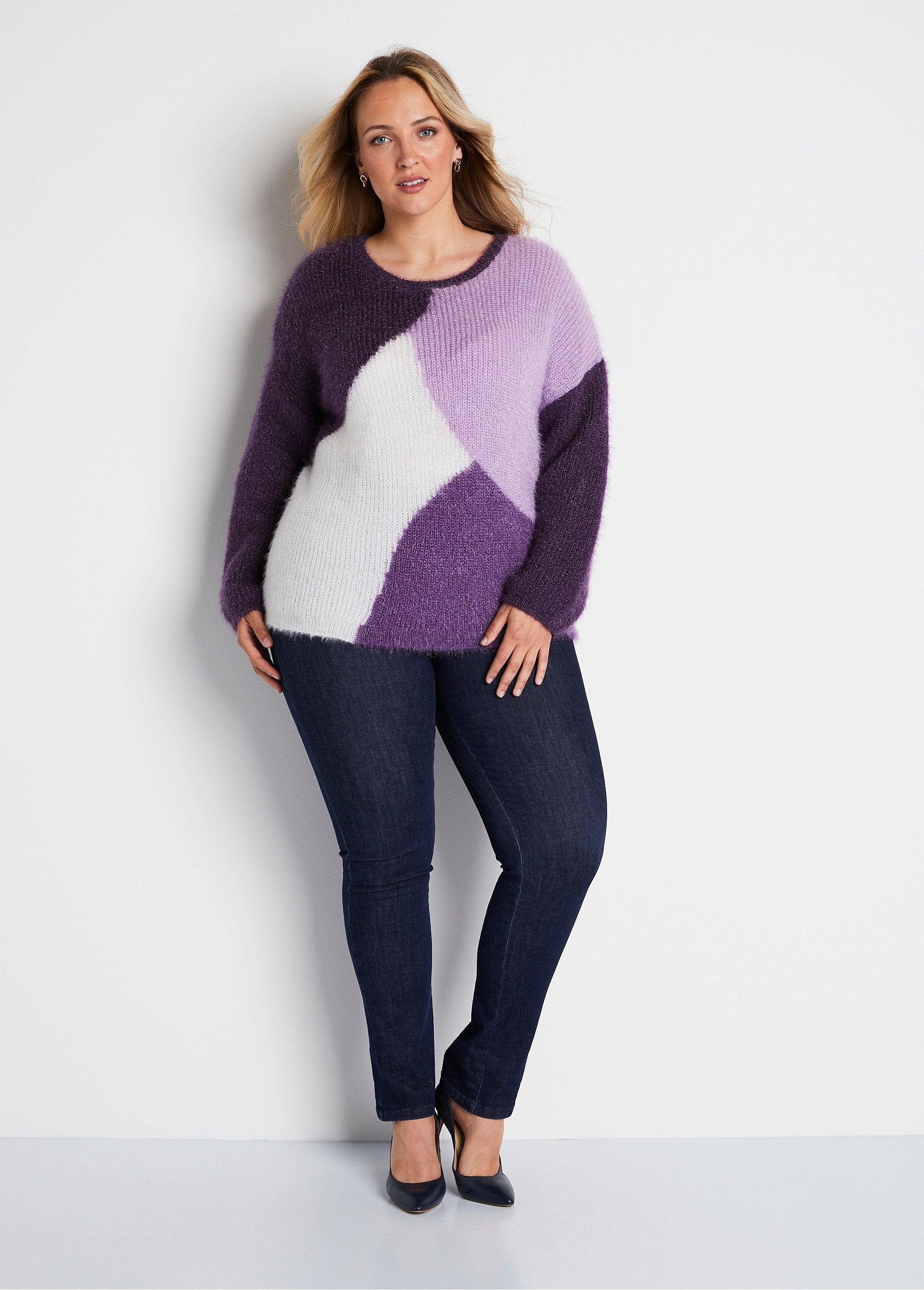 Jersey_de_punto_peludo_con_bloques_de_color_suave_Grosella_negra_y_crudo_SF1_curvy