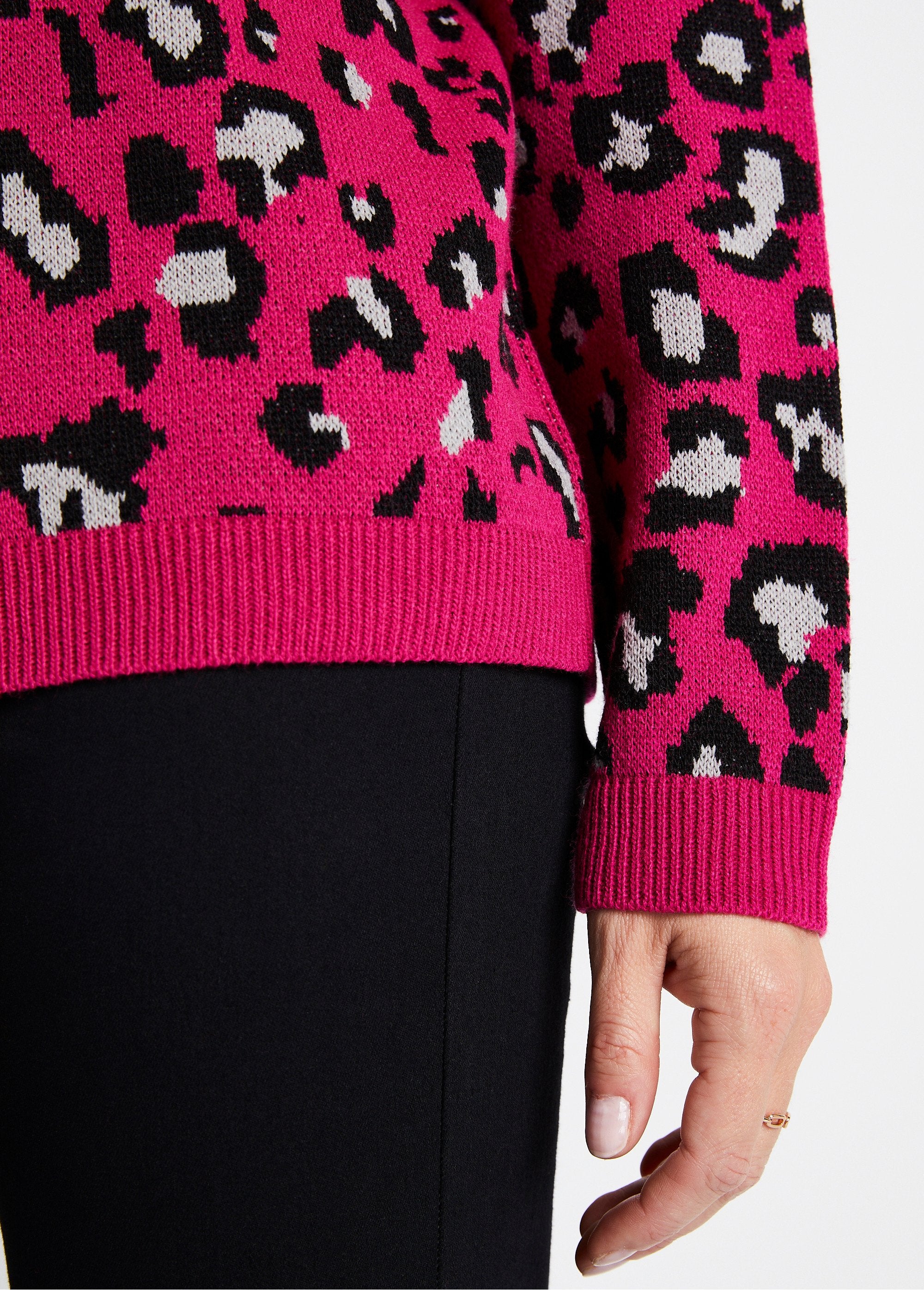 Jersey_jacquard_leopardo_cuello_redondo_fucsia_y_negro_DE2_slim