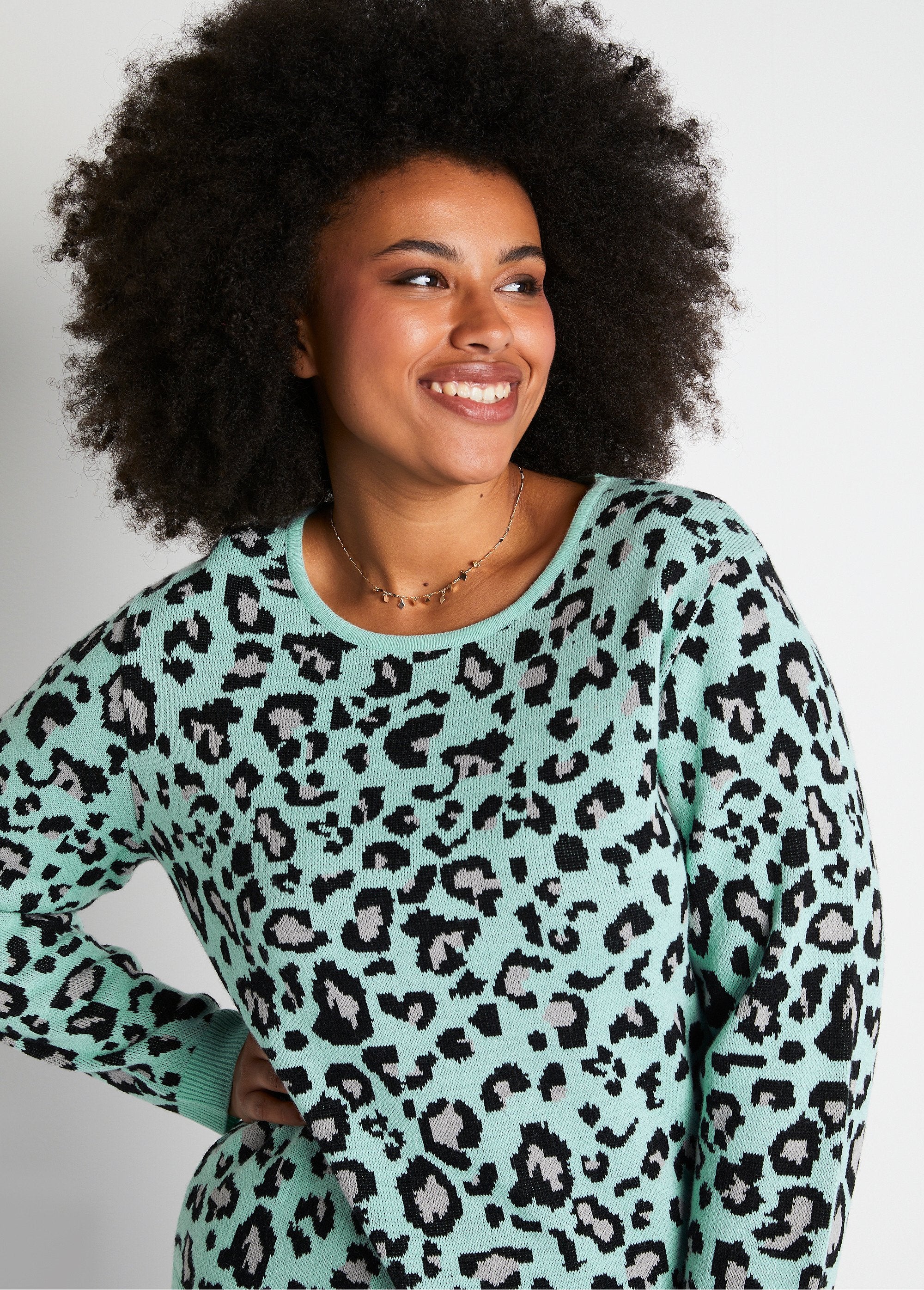 Jersey_jacquard_leopardo_cuello_redondo_ónix_y_negro_DE1_curvy