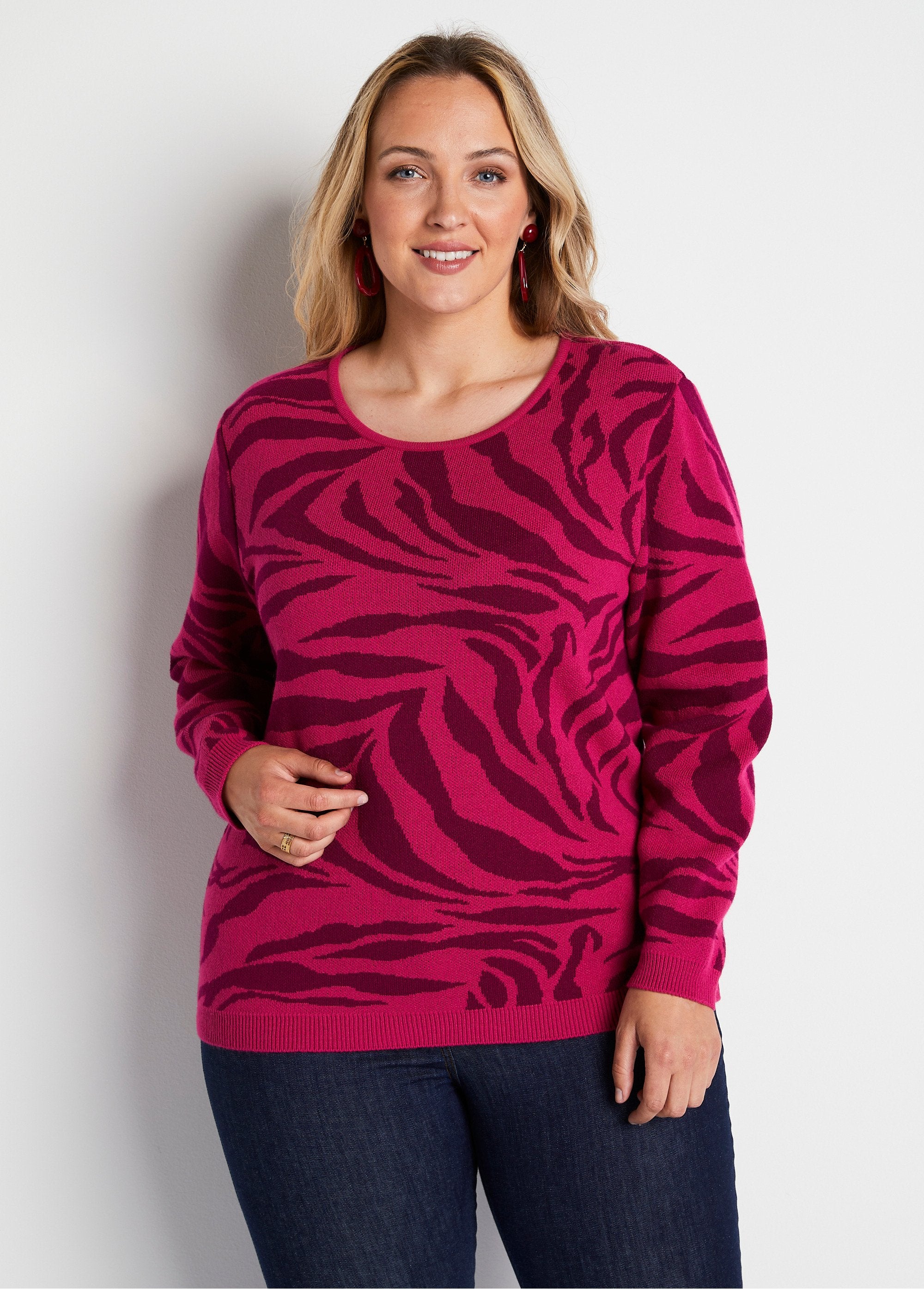 Jersey_suave_con_cuello_redondo_en_jacquard_de_cebra_fucsia_y_grosella_negra_FA1_curvy