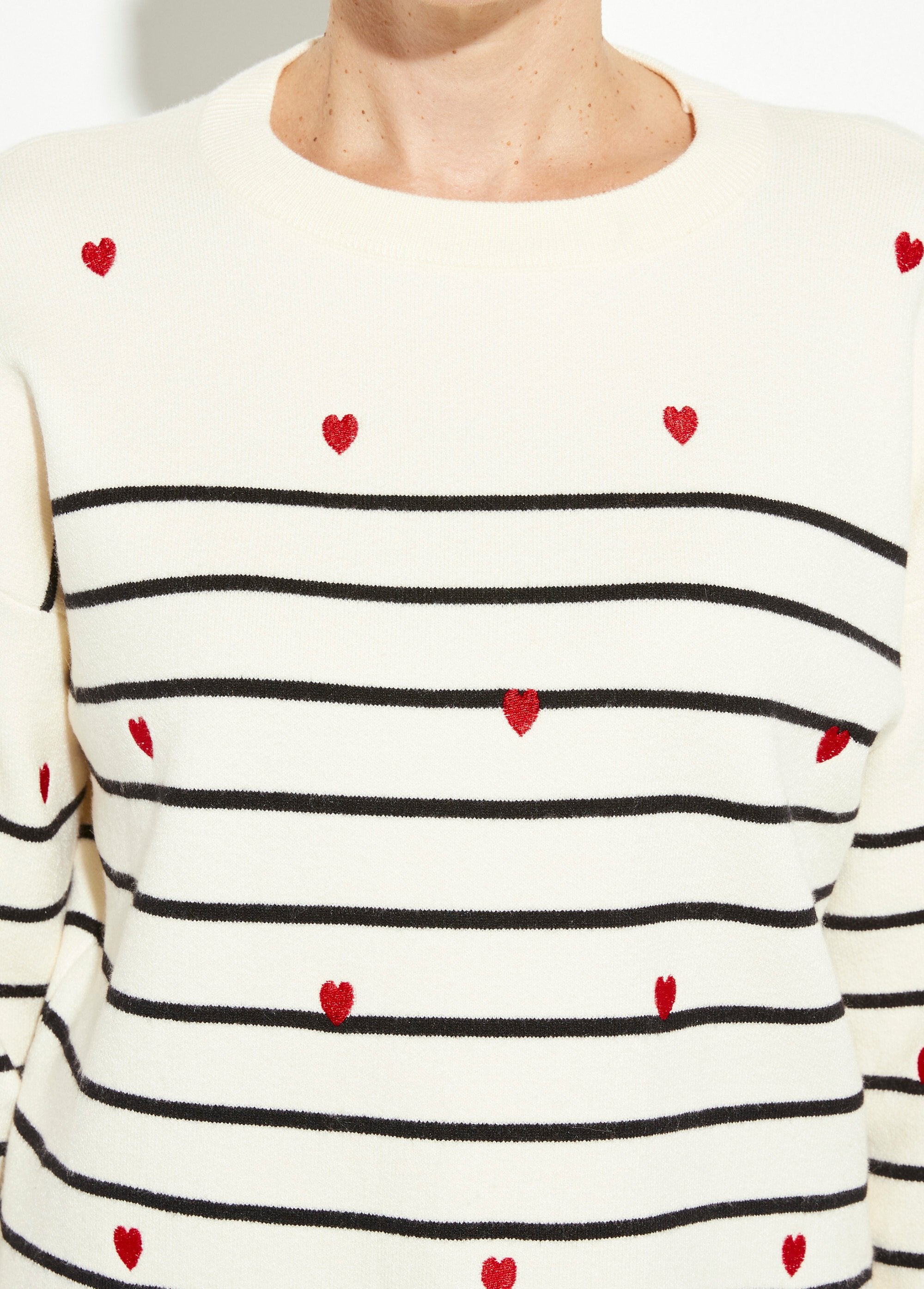 Suéter_marinero_grueso_con_rayas_y_corazón,_cuello_redondo_Crudo_con_rayas_azul_marino_DE1_slim