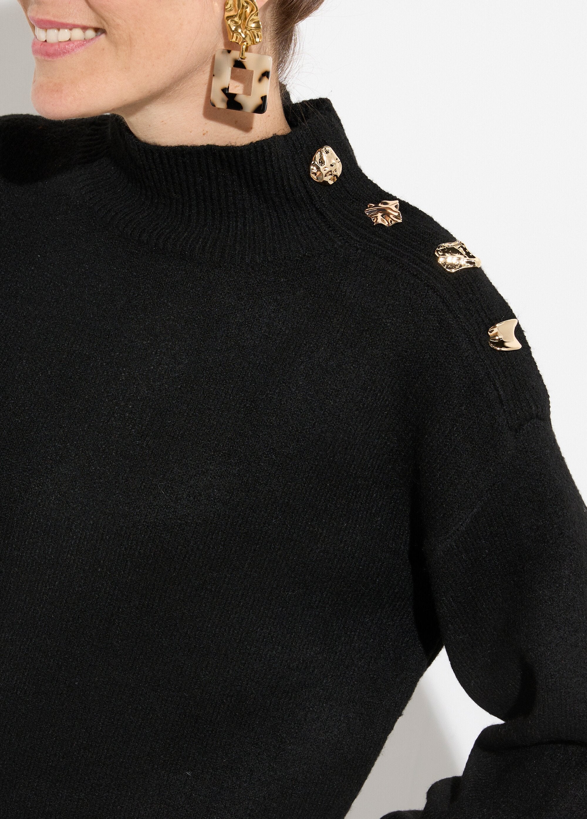 Suéter_de_cuello_alto_con_botones_de_joya_de_metal_Negro_DE1_slim