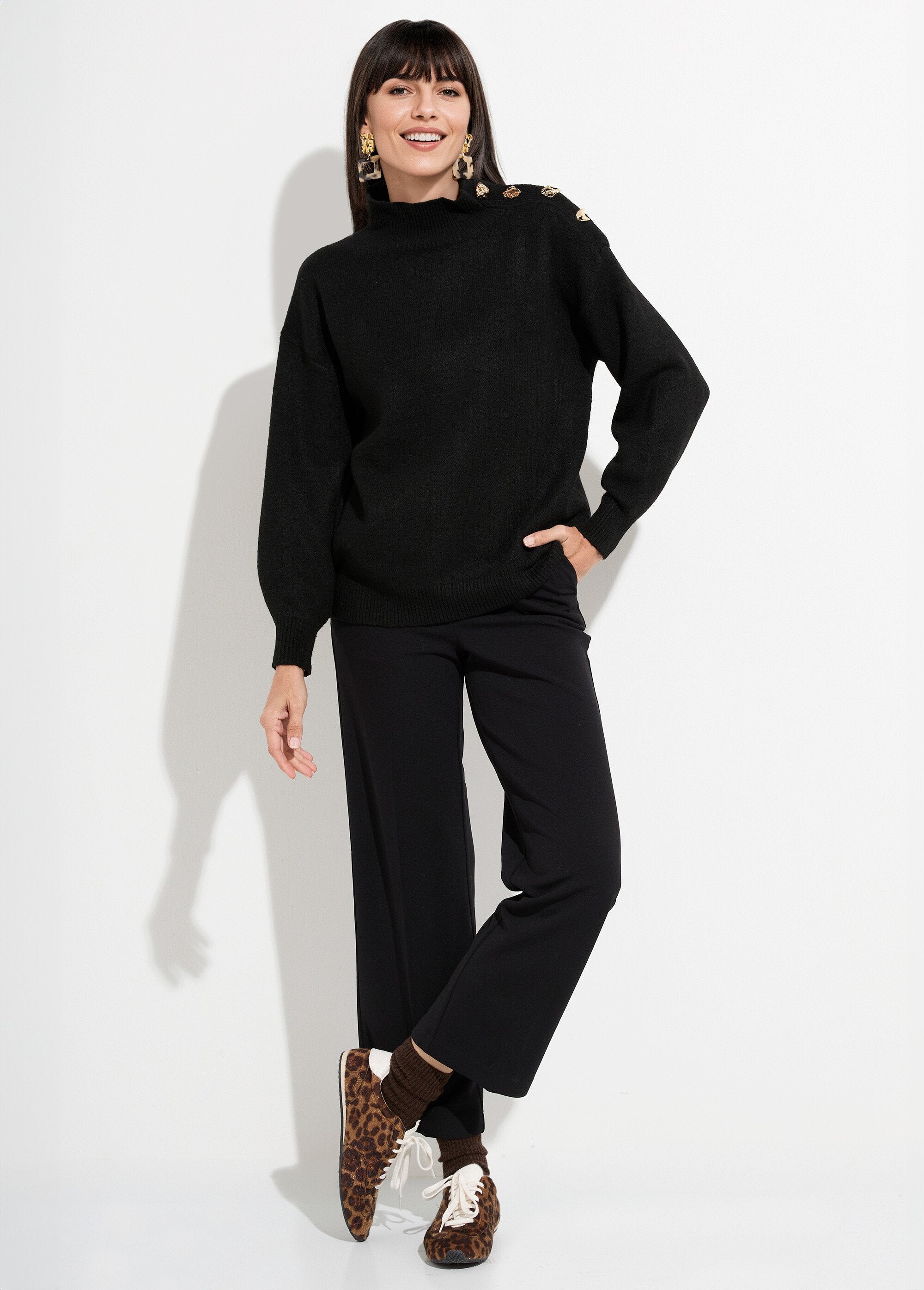 Suéter_de_cuello_alto_con_botones_de_joya_de_metal_Negro_SF1_slim