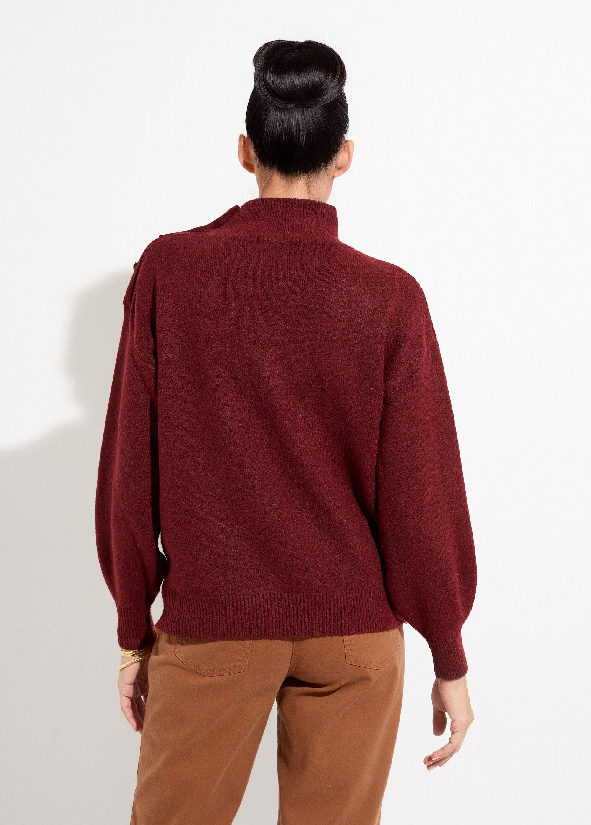 Suéter_de_cuello_alto_con_botones_de_joya_de_metal_Burdeos_DO1_slim