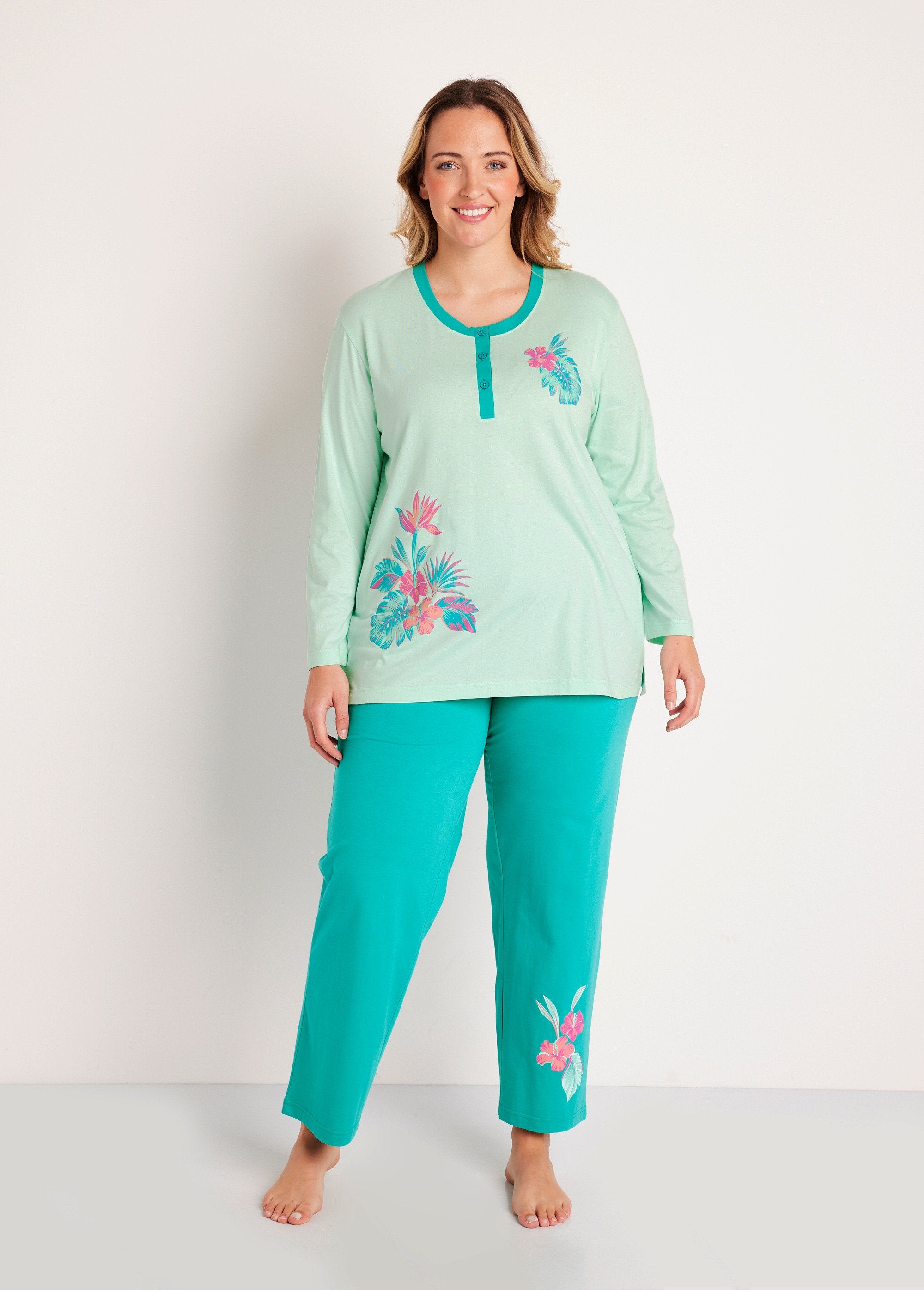 Pijama_de_algodón_con_botones_y_estampado_exótico_Estampado_tropical_FA1_curvy