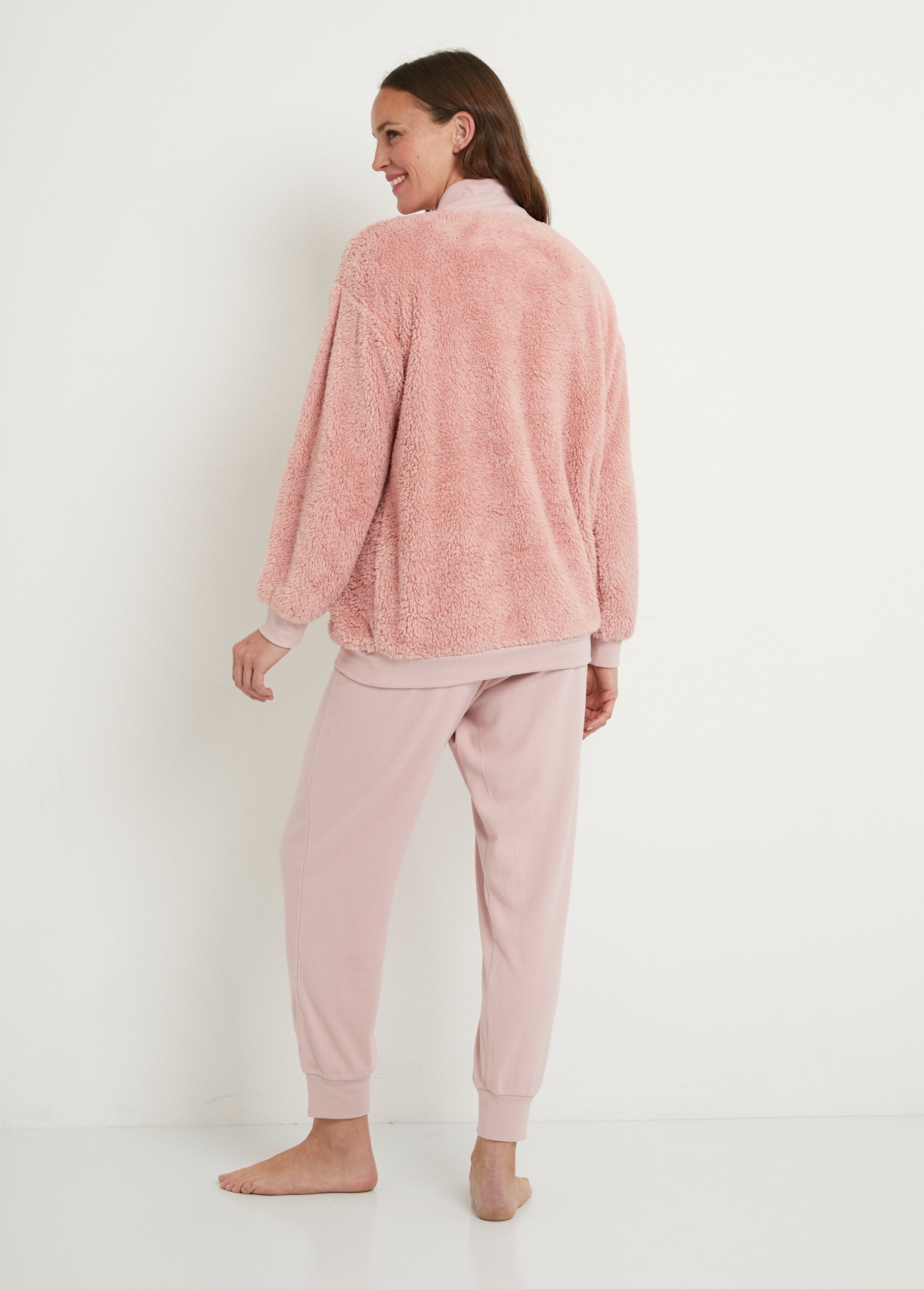 Cálido_pijama_con_cuello_de_pico_y_mangas_largas_de_felpa_Vieux_rose_DO1_slim