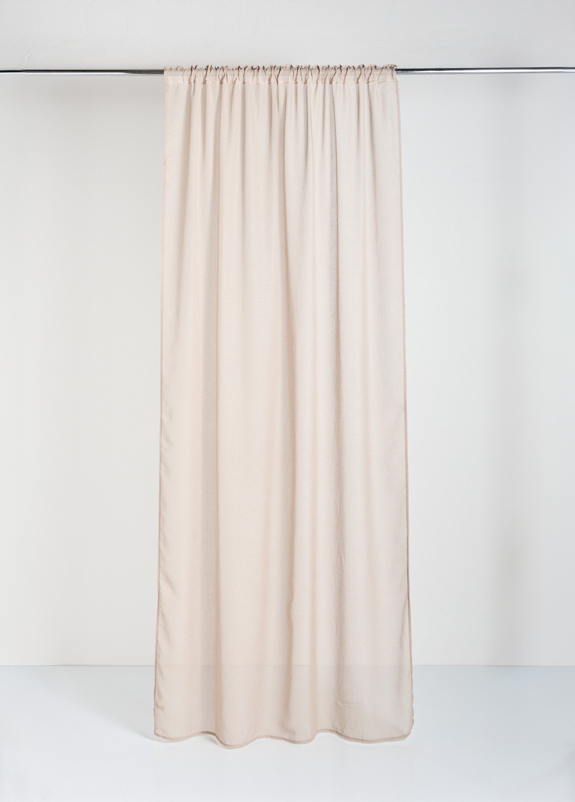 Cortina_de_un_solo_panel_con_cinta_de_cabecera_fruncida,_aspecto_lino_Beige_FA1_slim