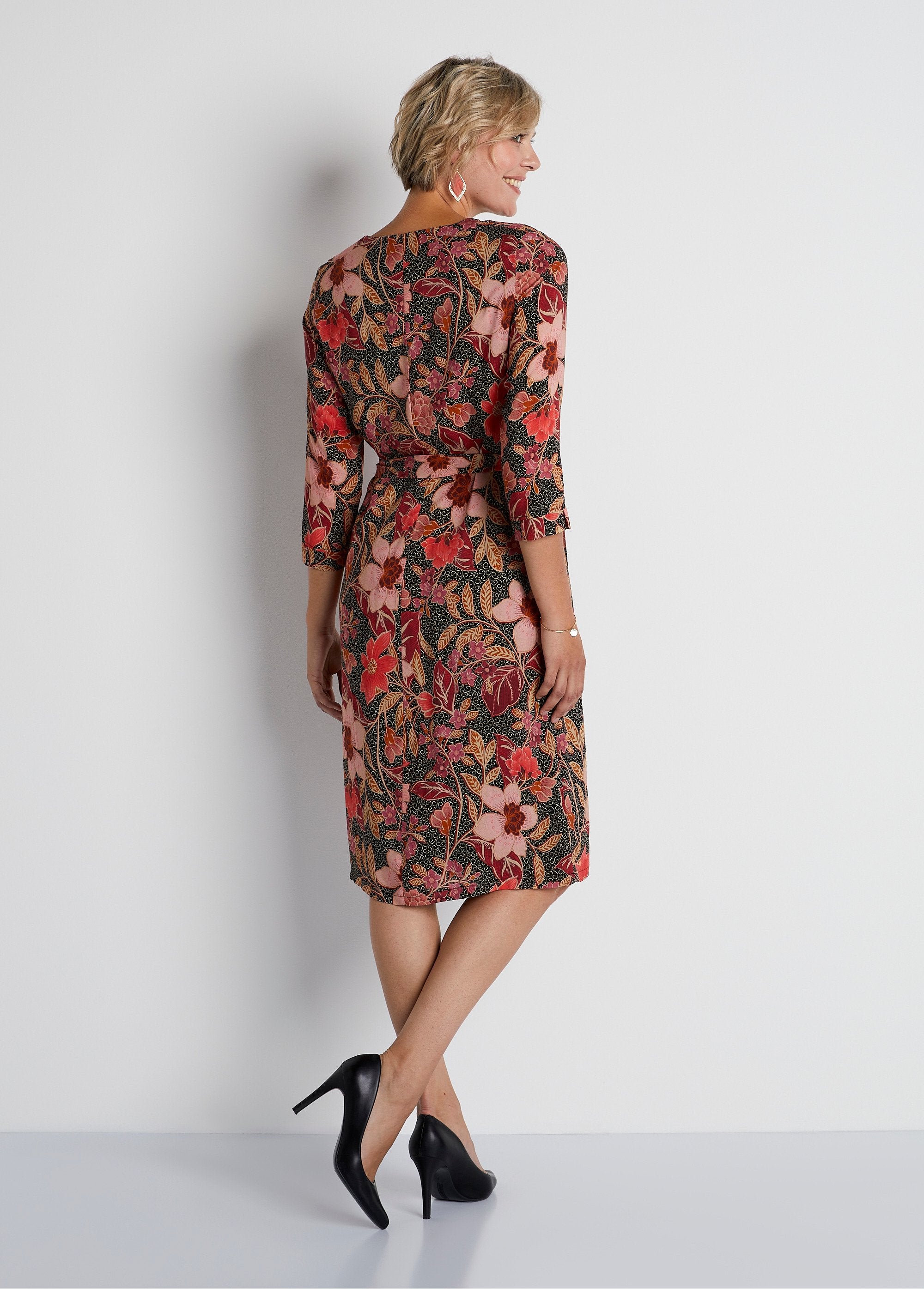 Vestido_corto_suelto_con_estampado_floral._Estampado_coralino_DO1_slim