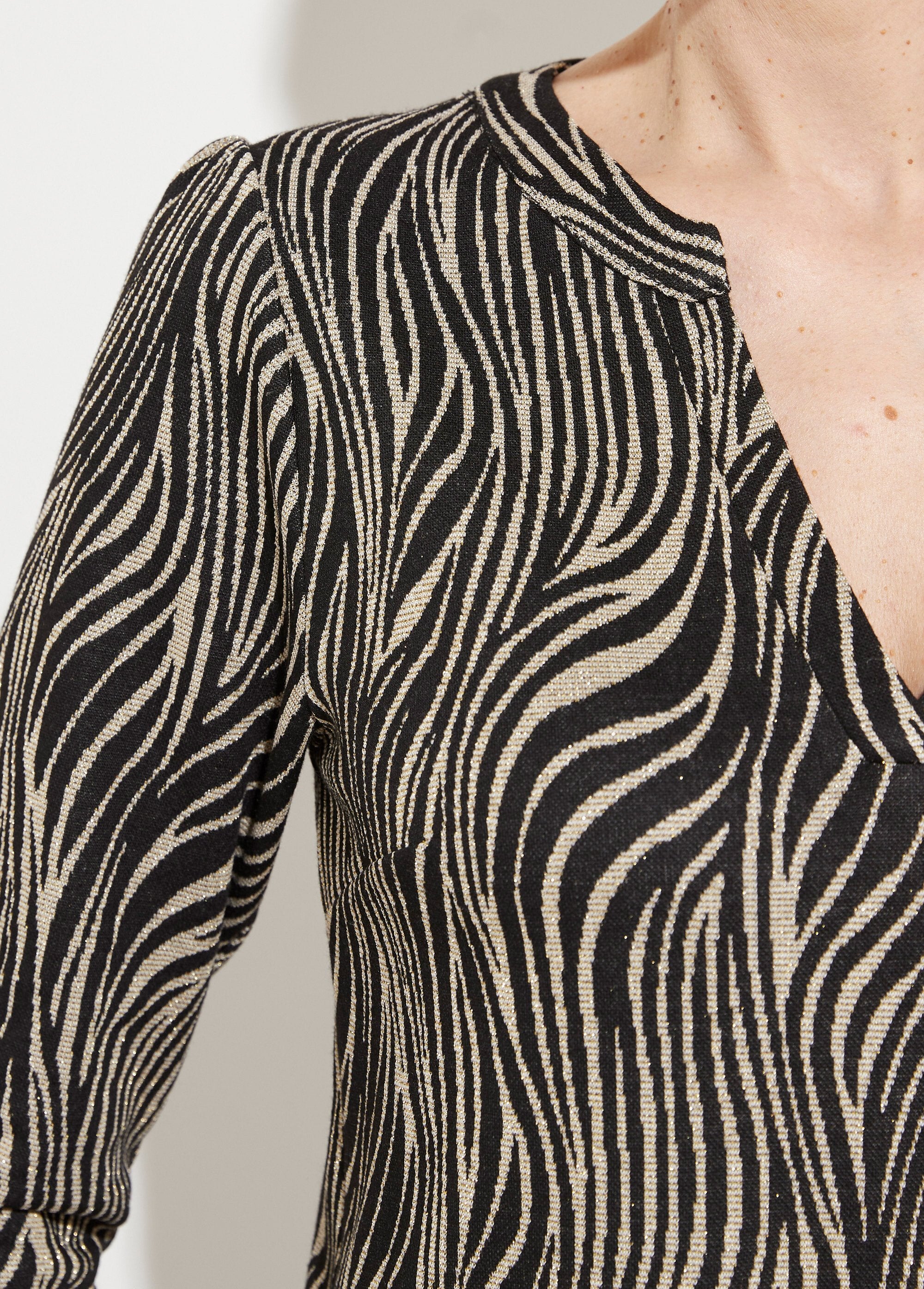 Vestido_corto_holgado_de_jacquard_de_cebra_En_blanco_y_negro_DE2_slim