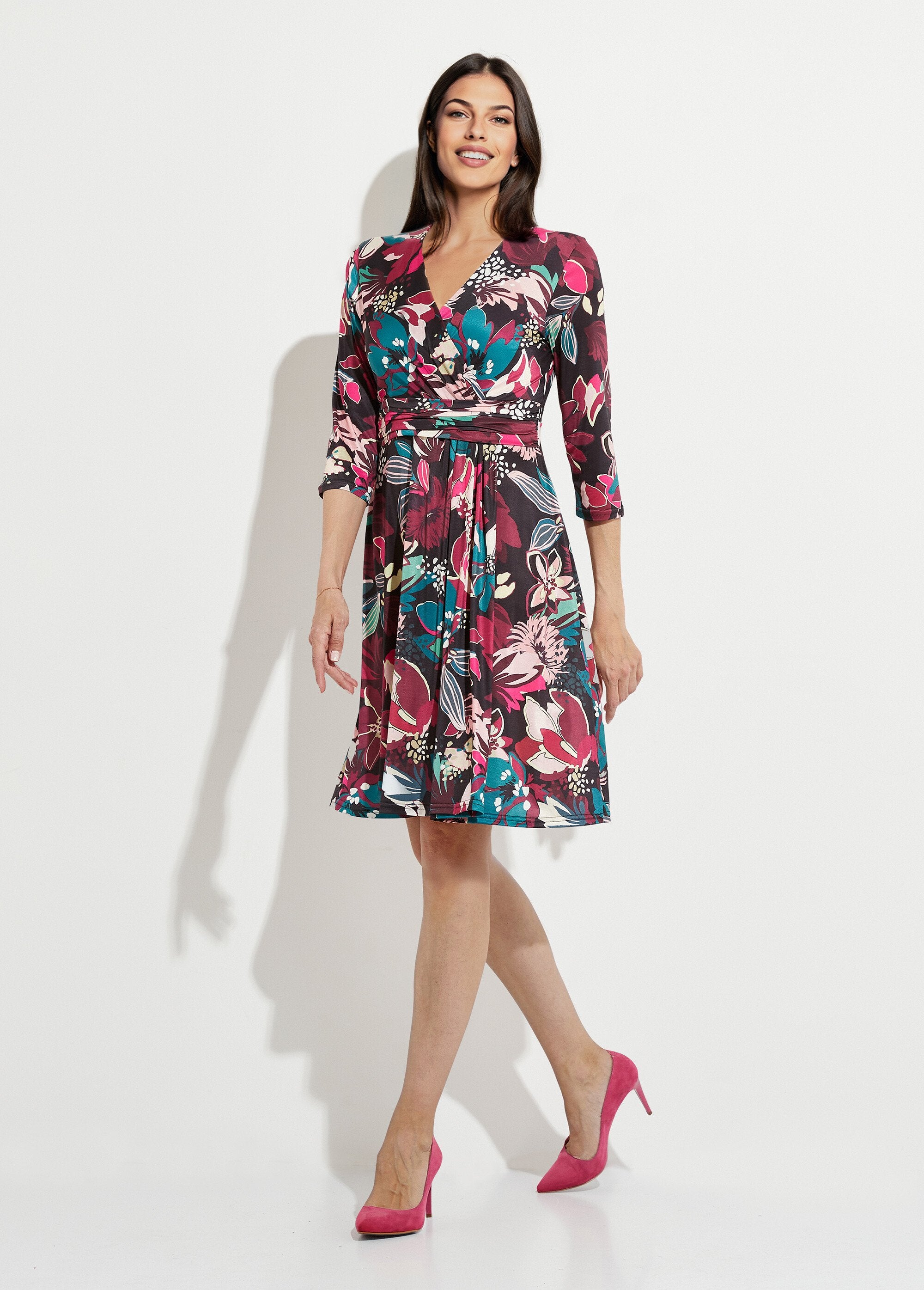 Vestido_corto_cruzado_con_vuelo_y_estampado_floral_Estampado_fucsia_FA1_slim