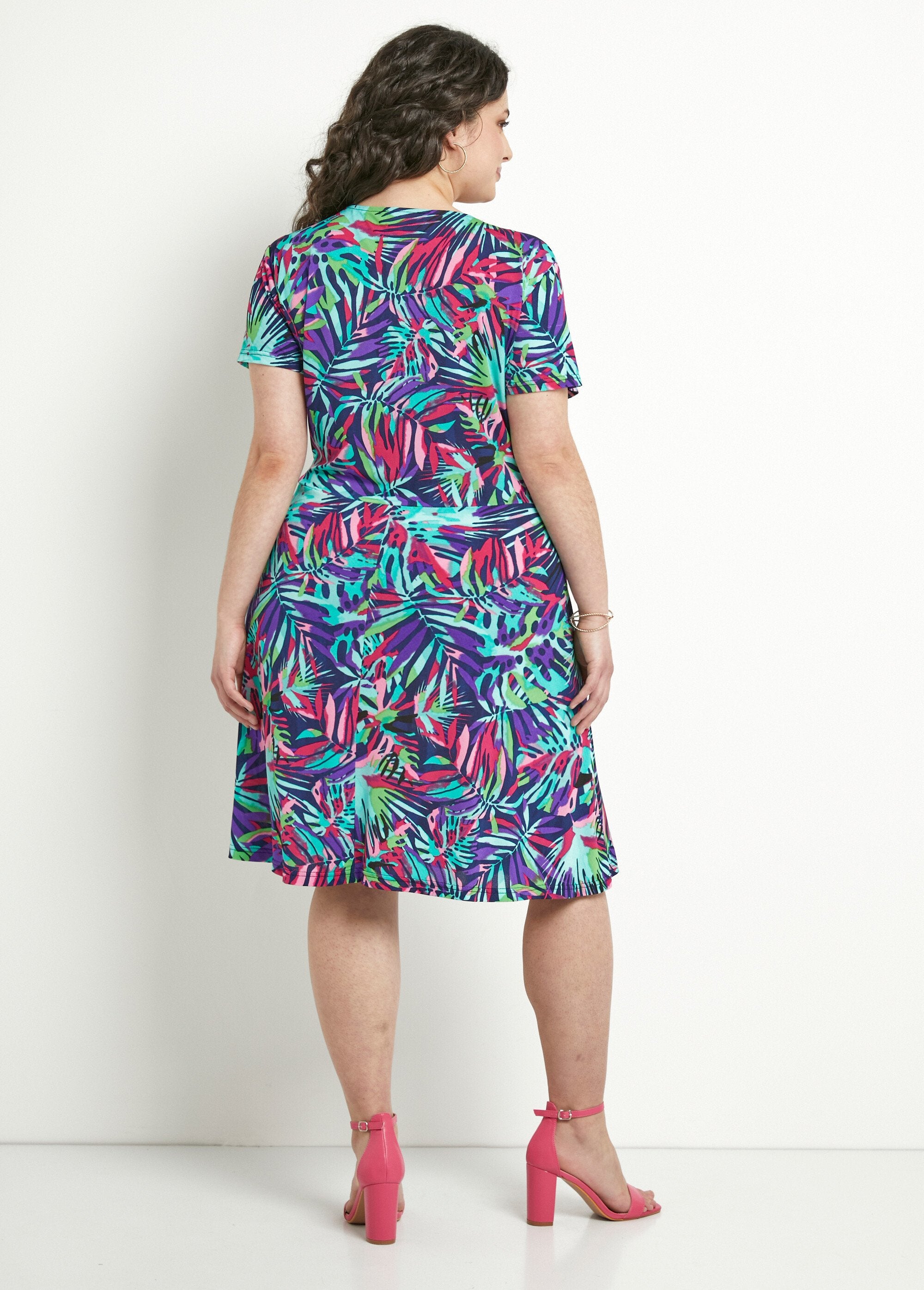 Vestido_corto_cruzado_con_vuelo_y_estampado_Multicolor_DO1_curvy