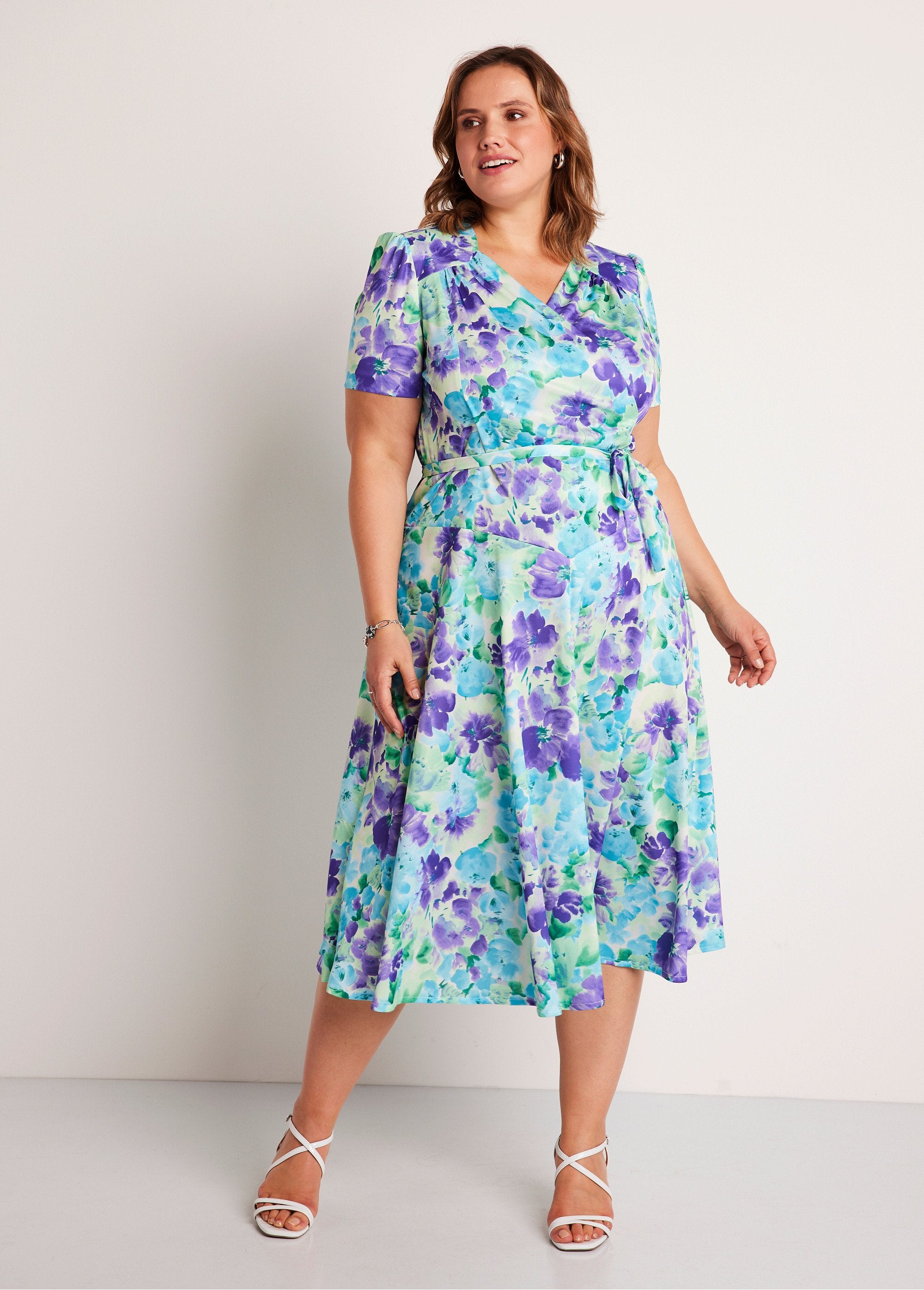 Vestido_cruzado_midi_floral_Verde_y_morado_FA1_curvy