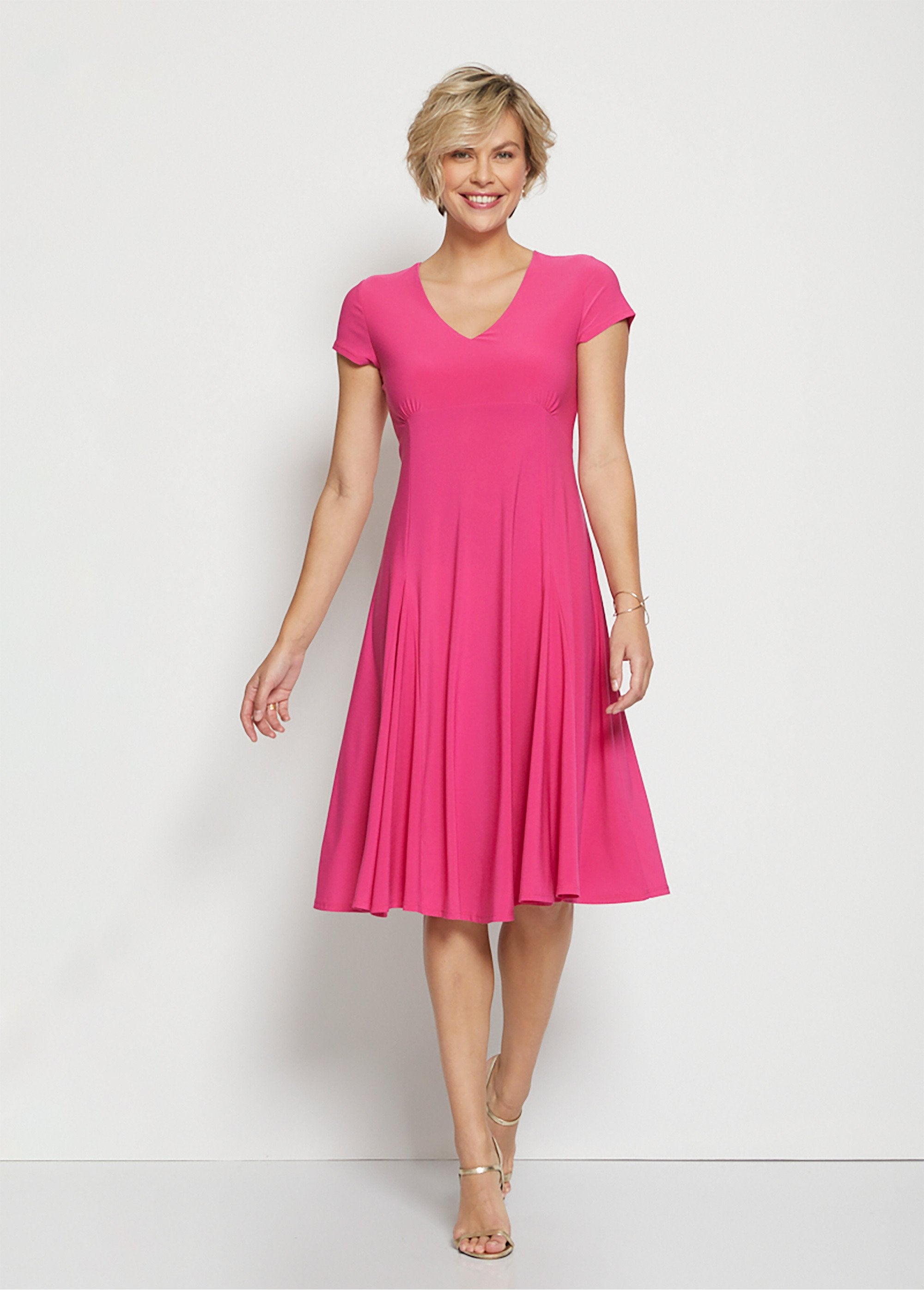 Vestido_midi_acampanado_con_cuello_en_V_fucsia_liso_FA1_slim