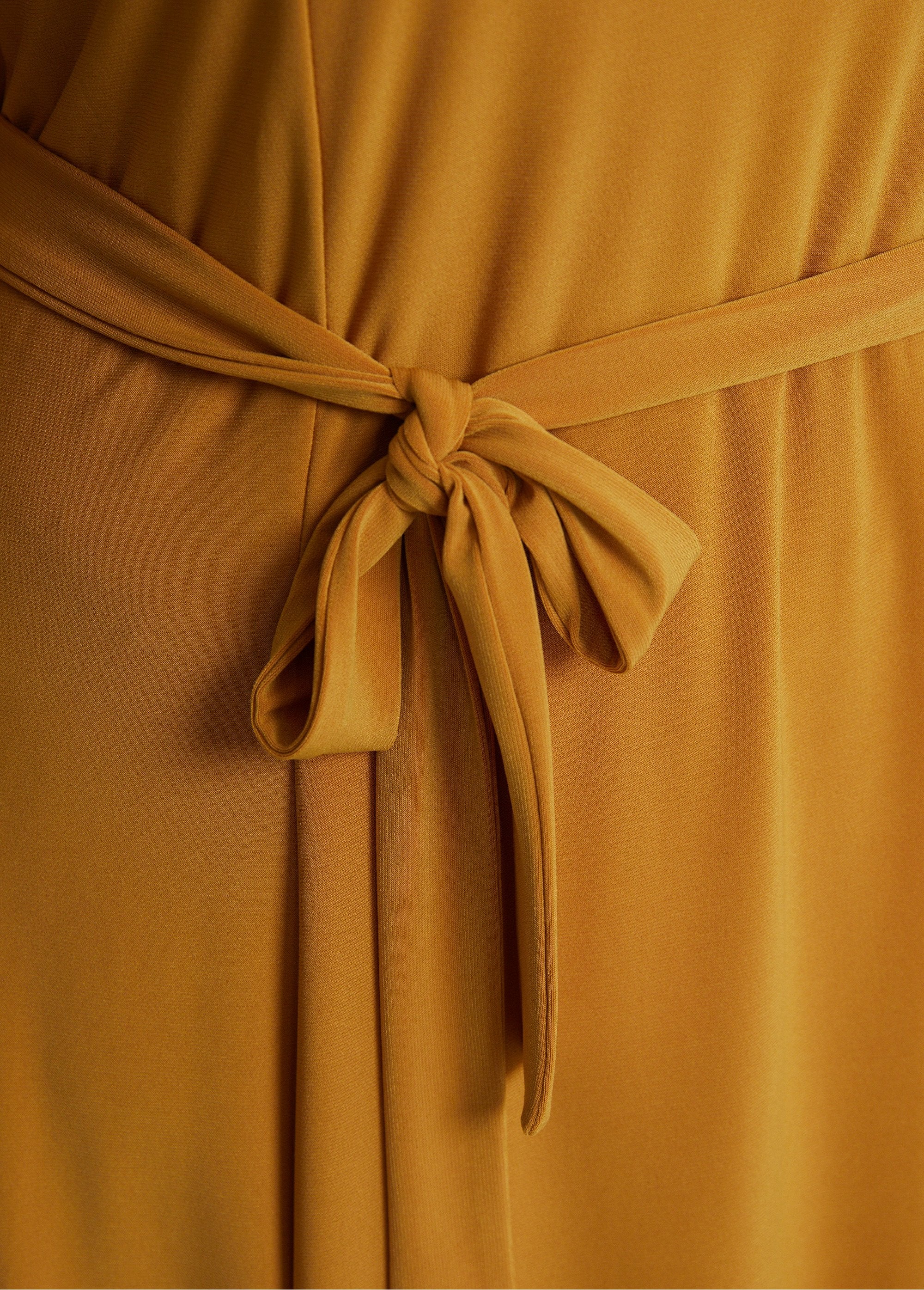 Vestido_corto_con_escote_en_V_y_cinturón_AMARILLO_DE2_curvy