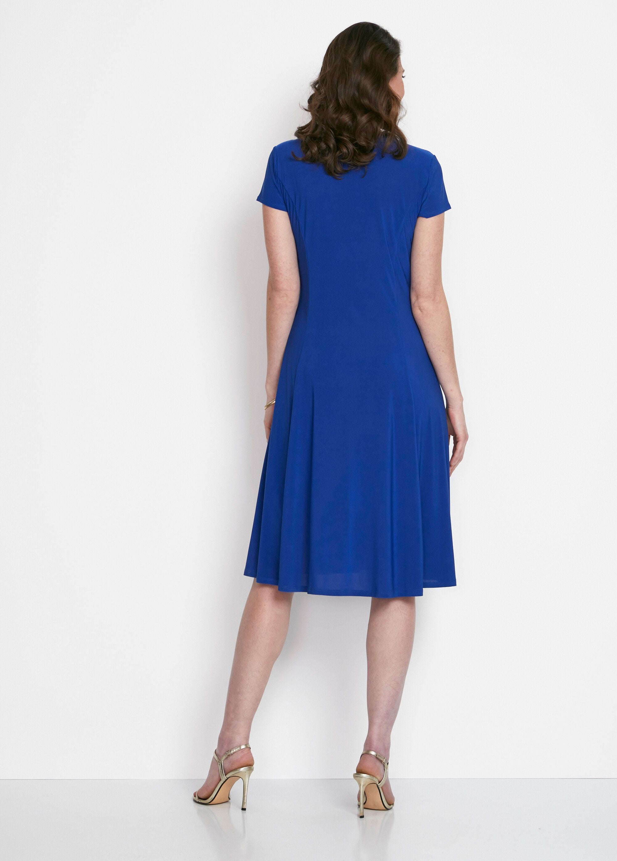 Vestido_corto_evasé_curvado_Azul_DO1_slim