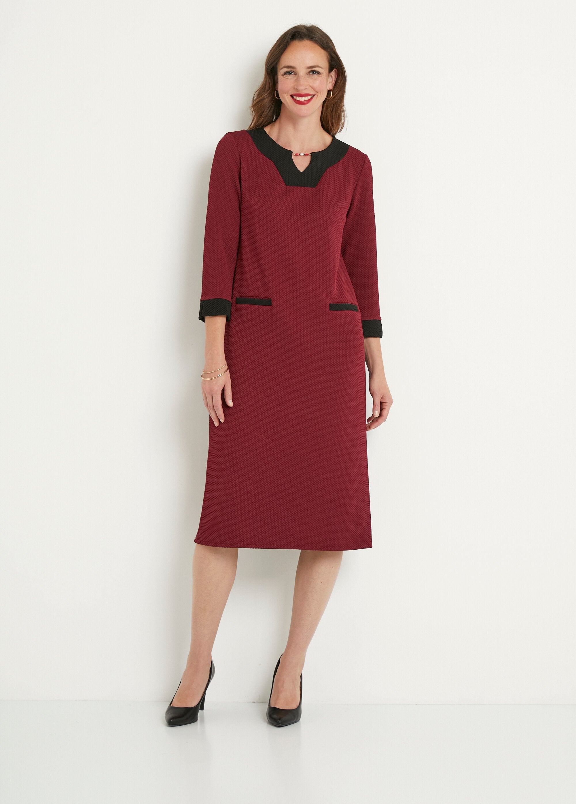 Vestido_corto_recto_bicolor,_mangas_3/4_burdeos_y_negro_FA1_slim