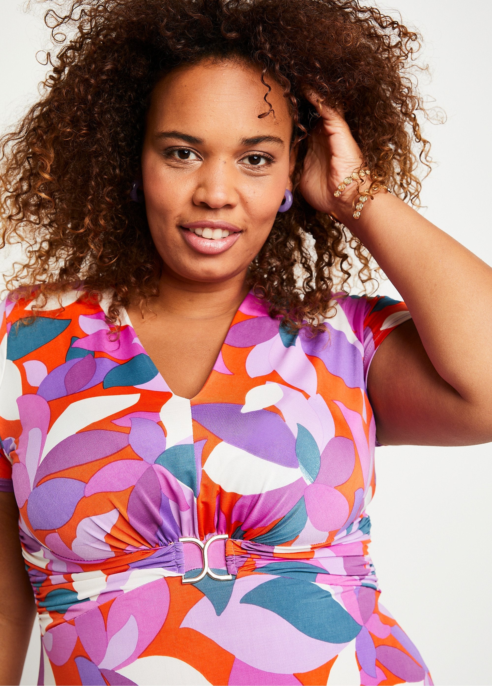 Vestido_corto_evasé_estampado_naranja_y_morado_DE1_curvy