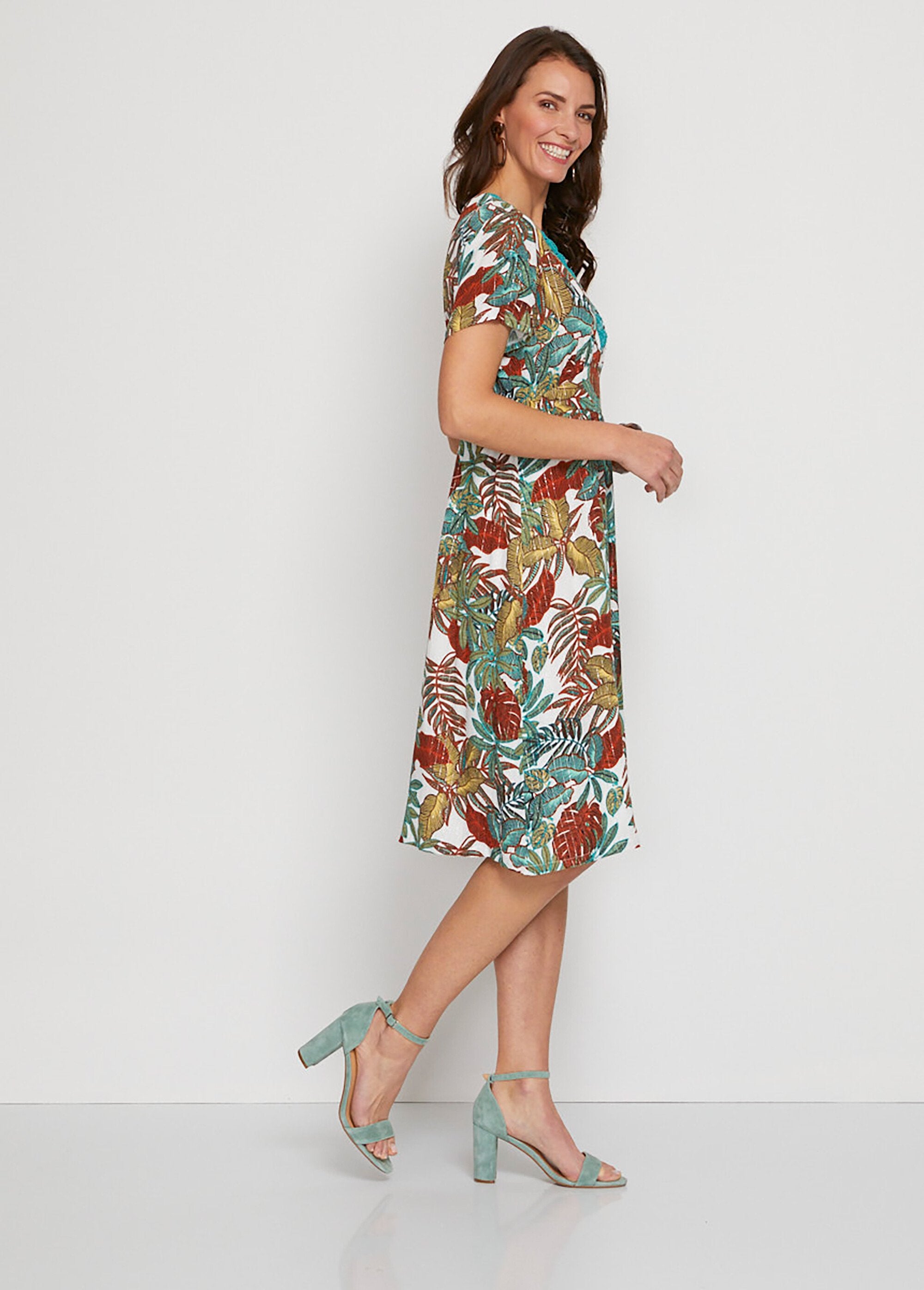 Vestido_corto_de_malla_estampada_con_encaje_Blanco_y_caqui_DR1_slim