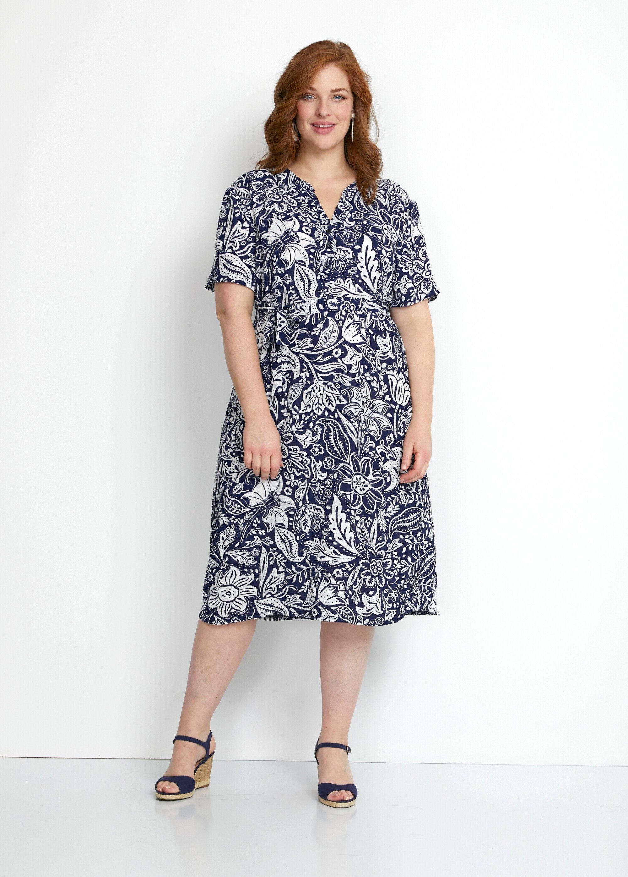 Vestido_corto_en_tejido_gofrado_bicolor_Azul_y_blanco_FA1_curvy