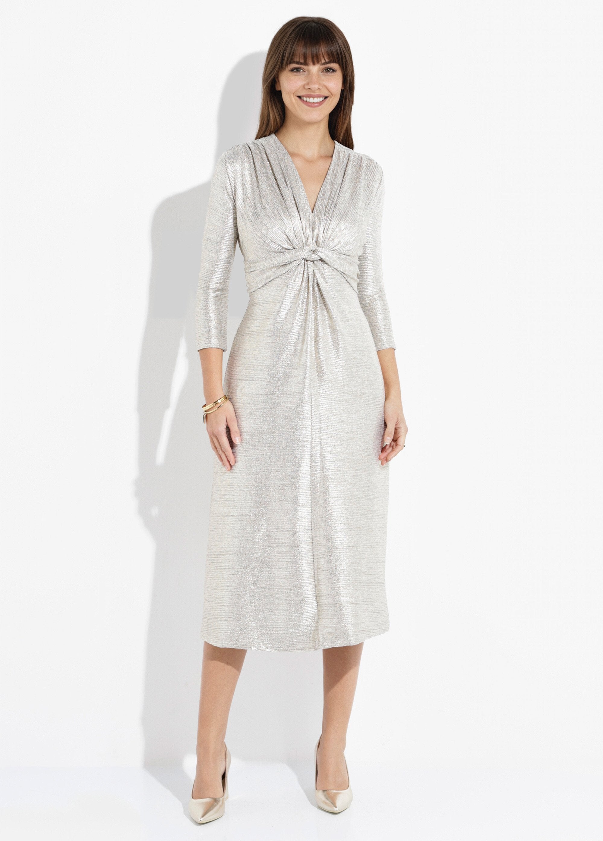 Vestido_largo_y_brillante_con_escote_en_V_plisado_Dorado_FA1_slim