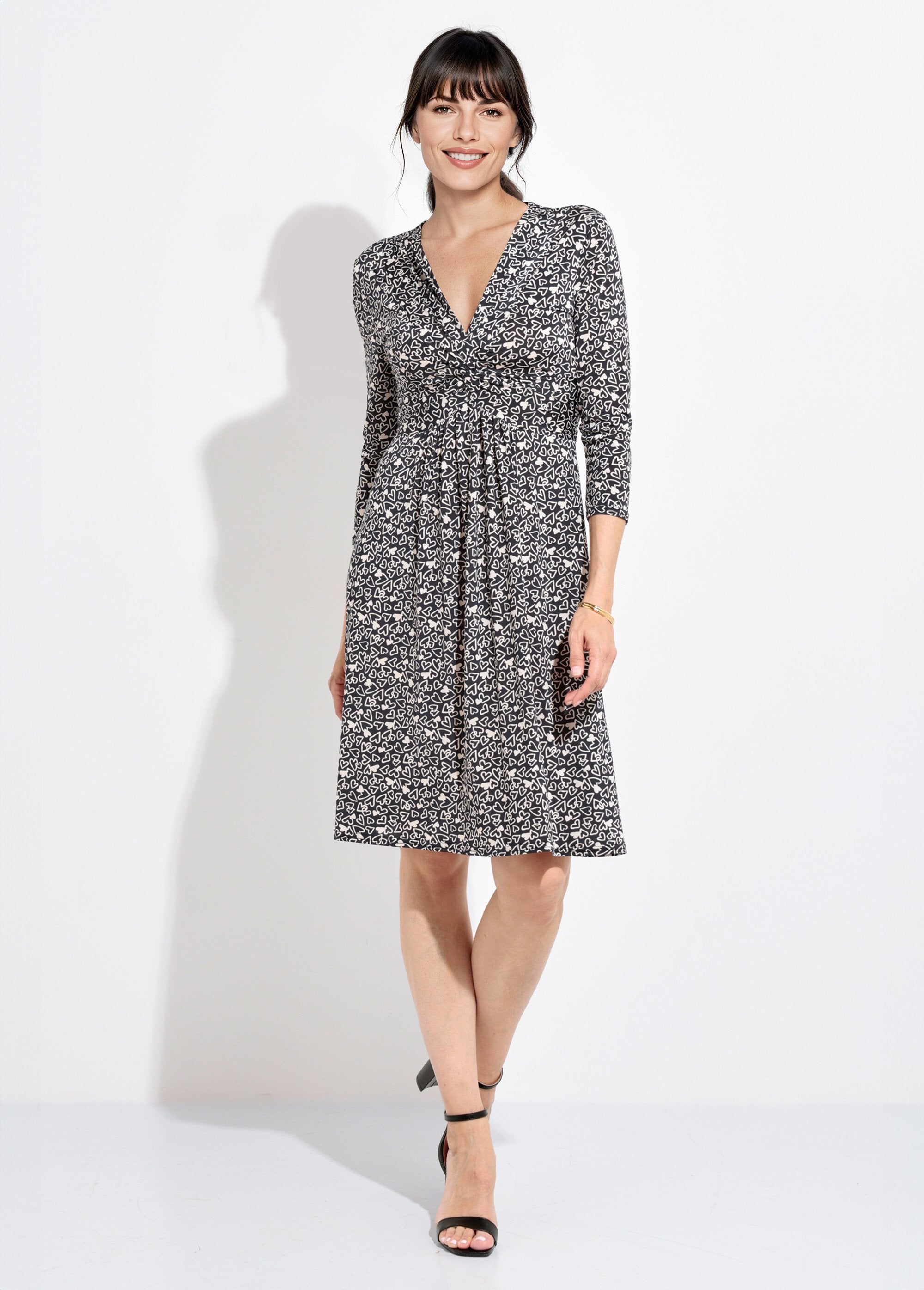 Vestido_de_manga_3/4_con_escote_en_pico_drapeado_y_estampado_de_corazones_En_blanco_y_negro_FA1_slim