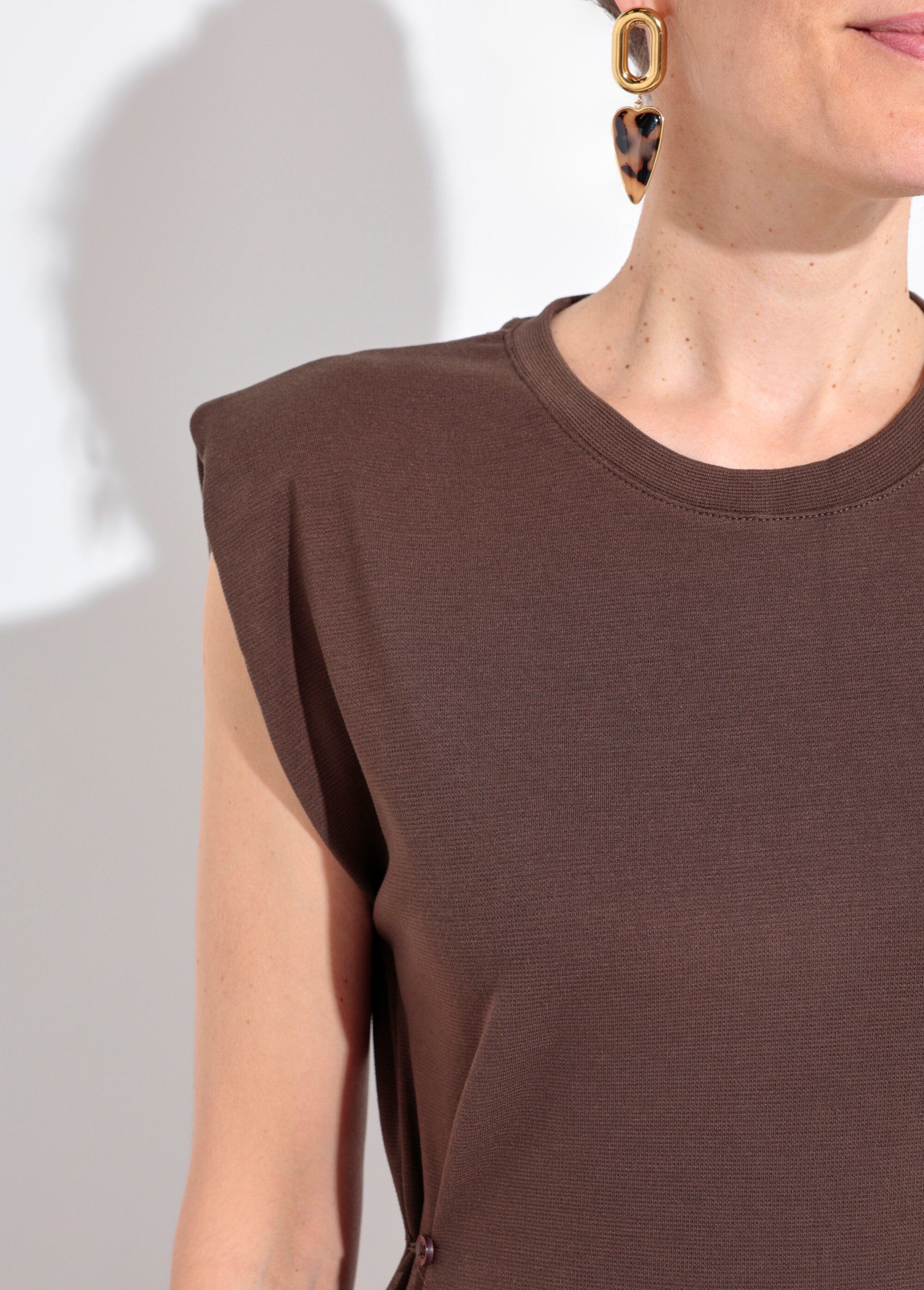 Vestido_camisero_largo_liso_con_cuello_redondo_Castaño_DE1_slim