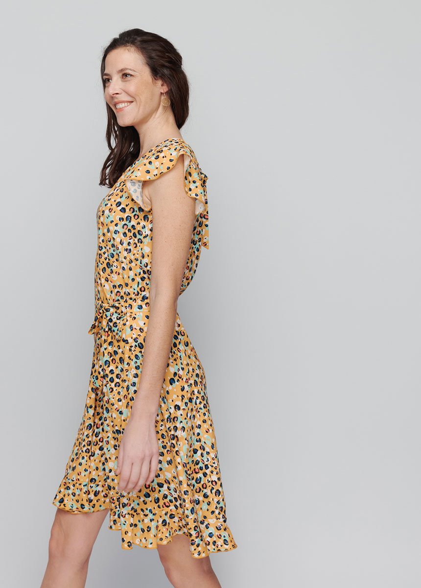 Vestido_con_volantes_y_estampado_de_piel_de_animal_Fondo_de_miel_DR1_slim