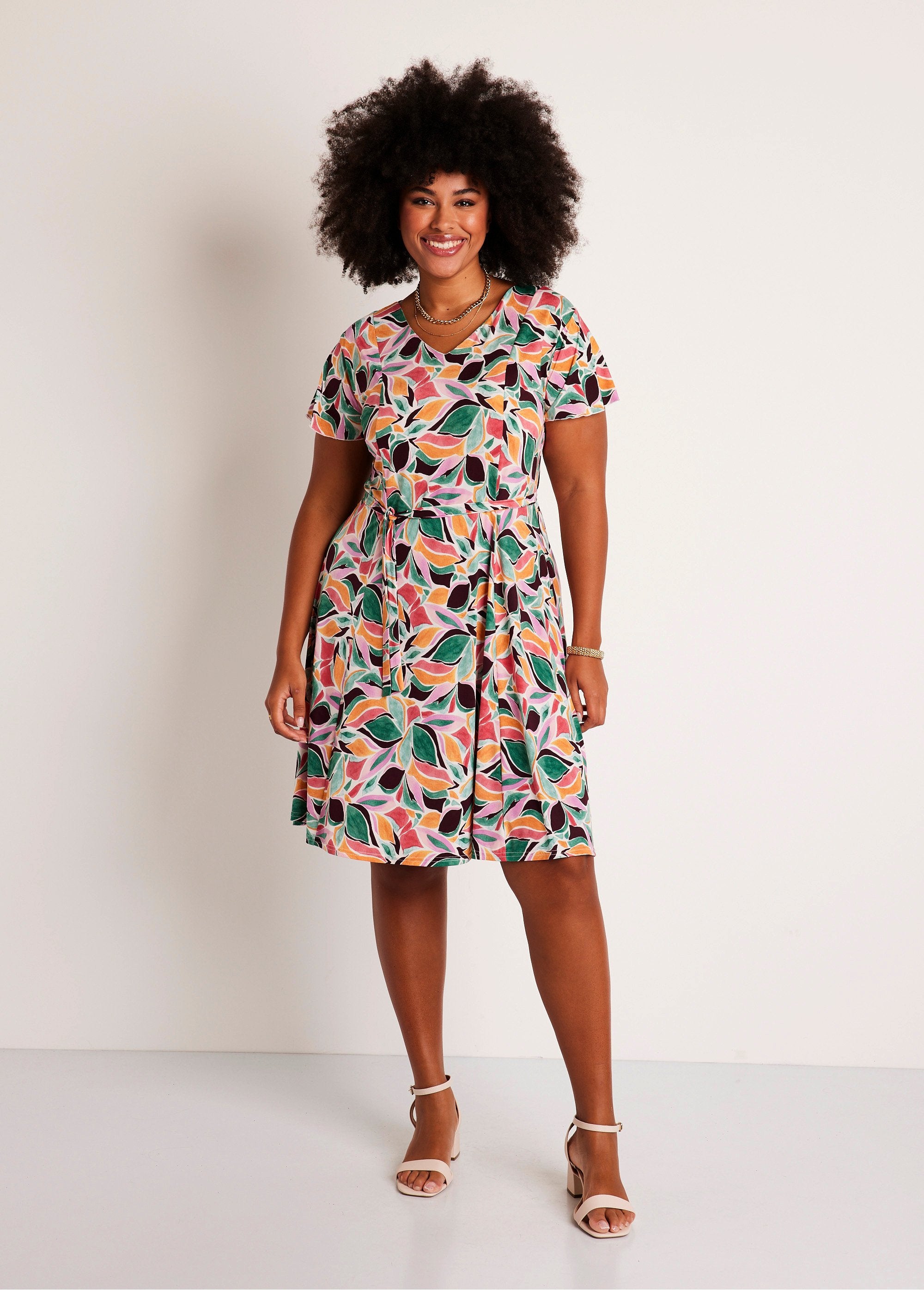 Vestido_corto_recto_estampado_verde_y_rosa_FA1_curvy