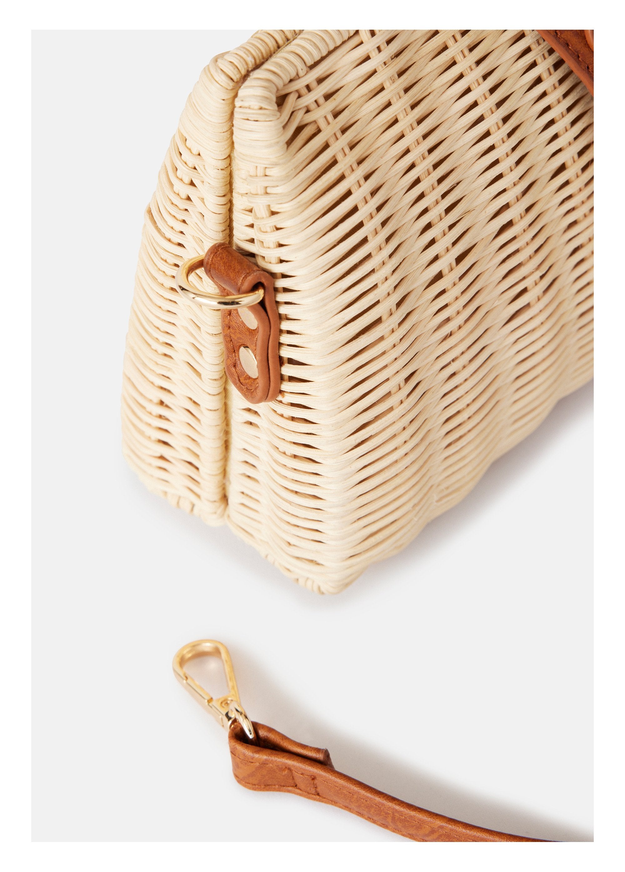 Bolso_bandolera_de_ratán_tejido_con_solapa_de_pedrería_Natural_y_marrón_DE3_slim