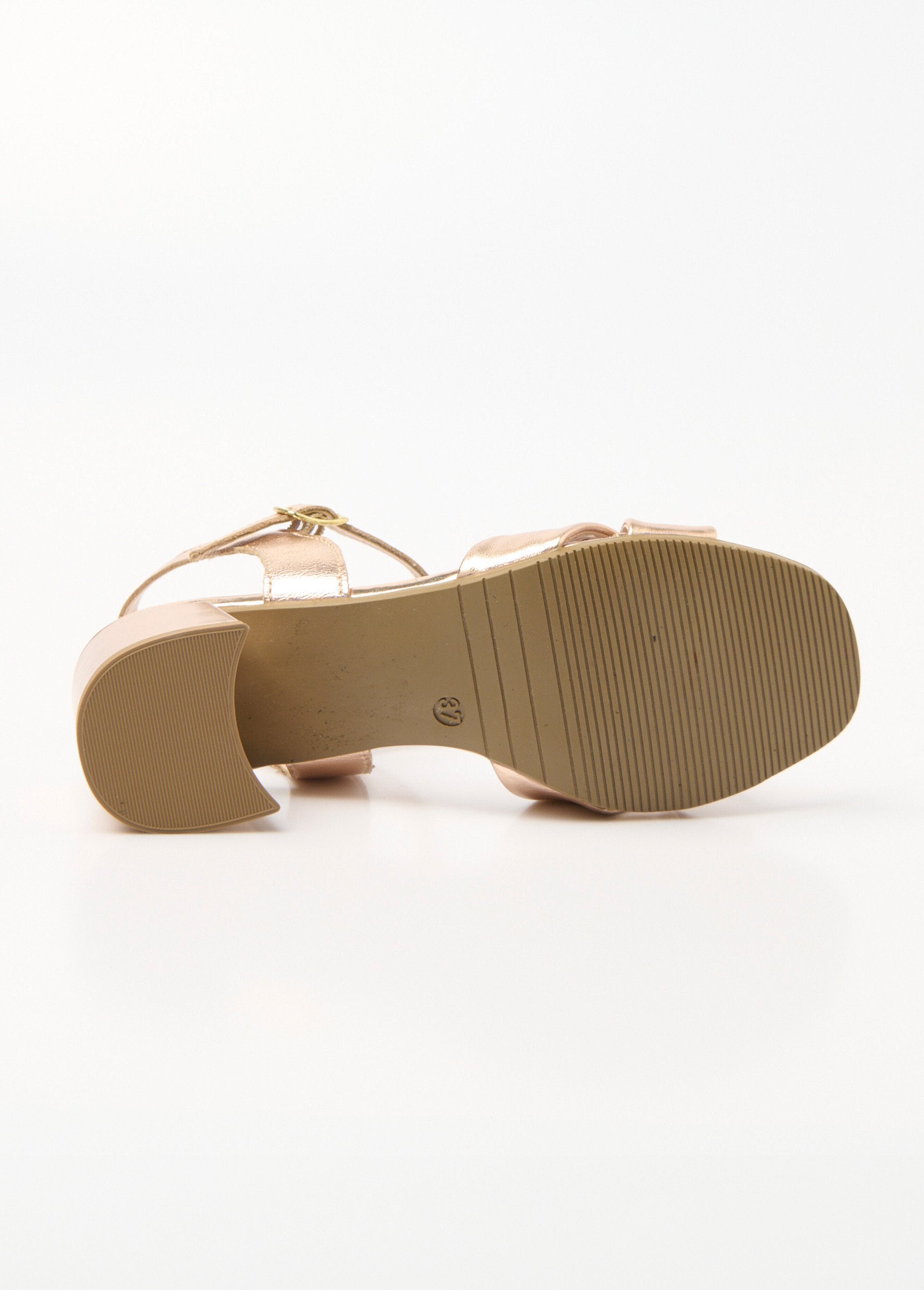 Sandalias_de_tacón_de_piel_metalizada_con_tiras_cruzadas_rosa_empolvado_UN1_slim