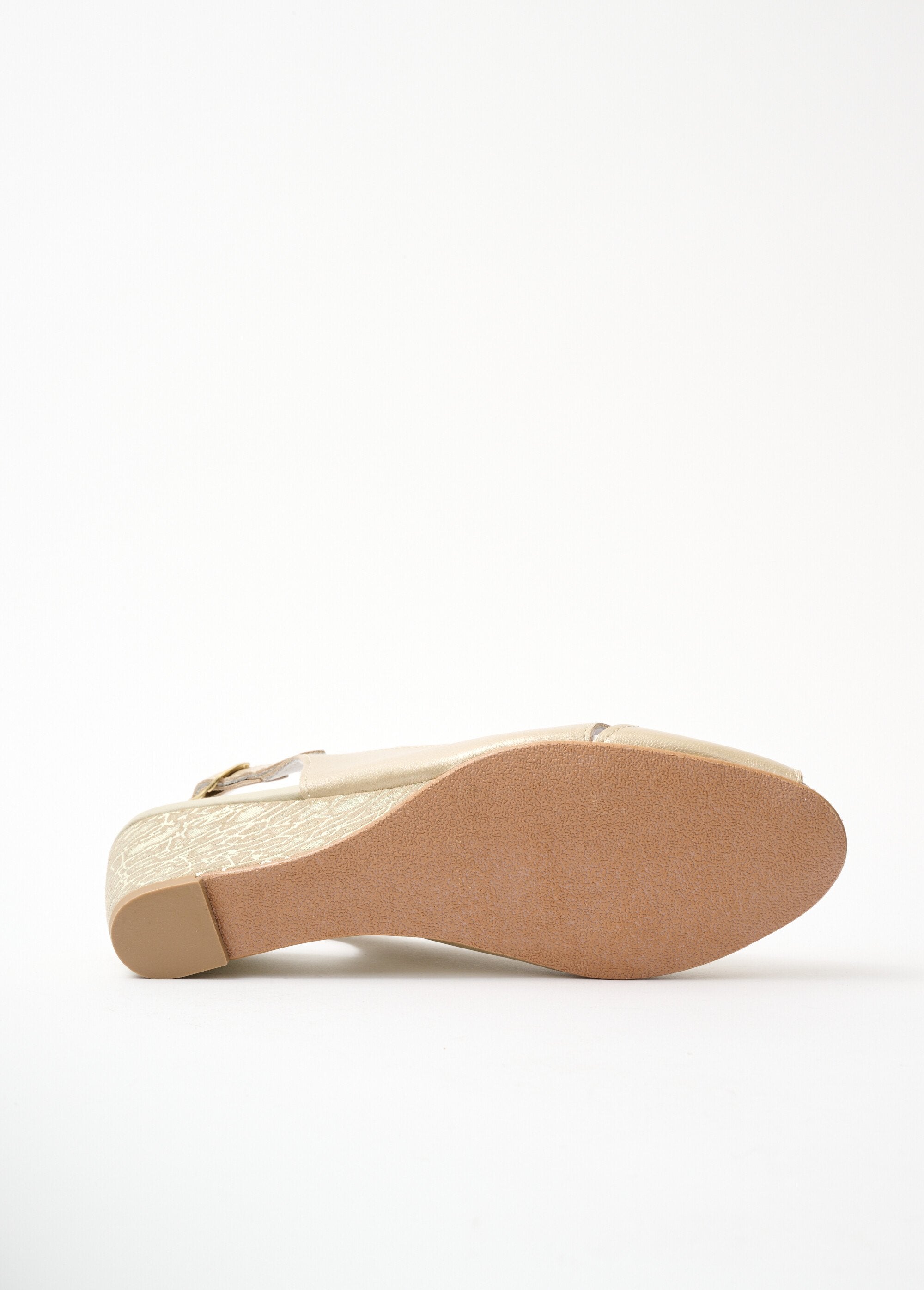 Sandalias_cómodas_de_piel_con_punta_abierta_beige_dorado_UN1_slim