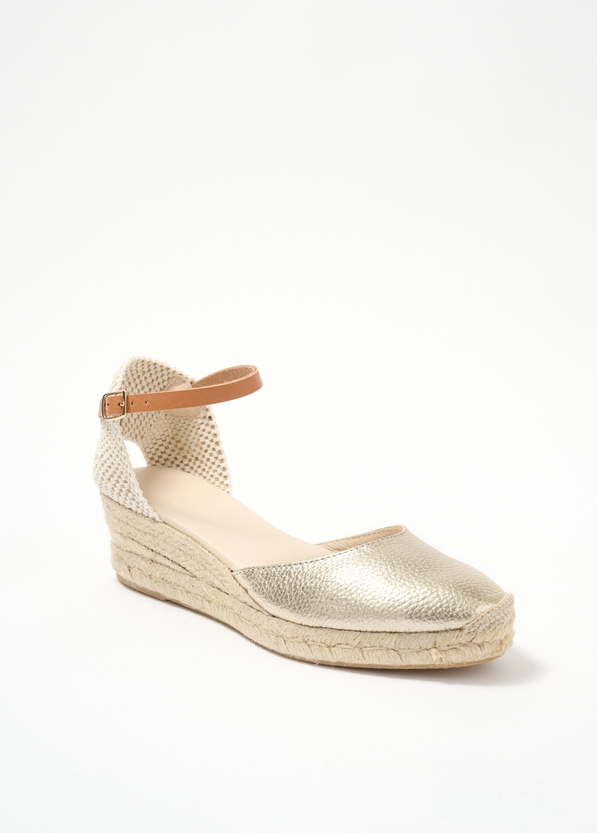 Sandalias_cuña_de_piel_y_yute_con_tacón_revestido_Dorado_FA1_slim