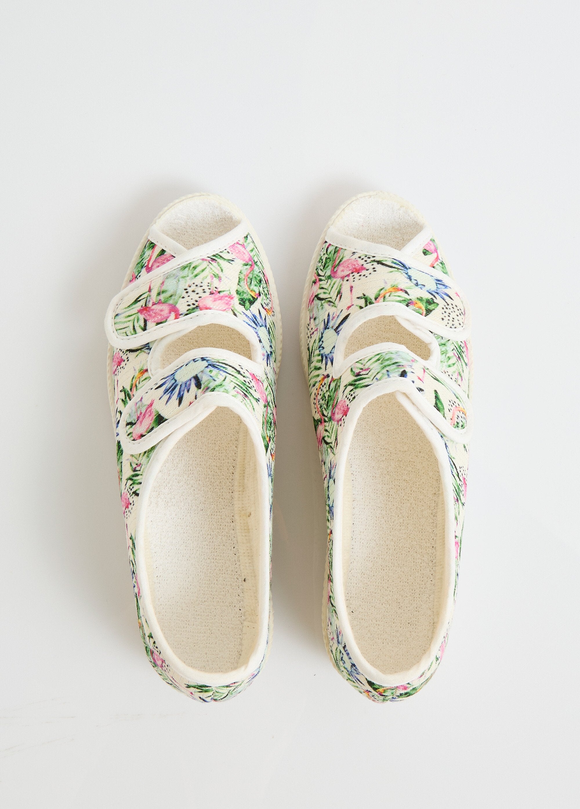 Sandalias_anchas_y_cómodas_con_puntera_abierta_Impreso_OV1_slim