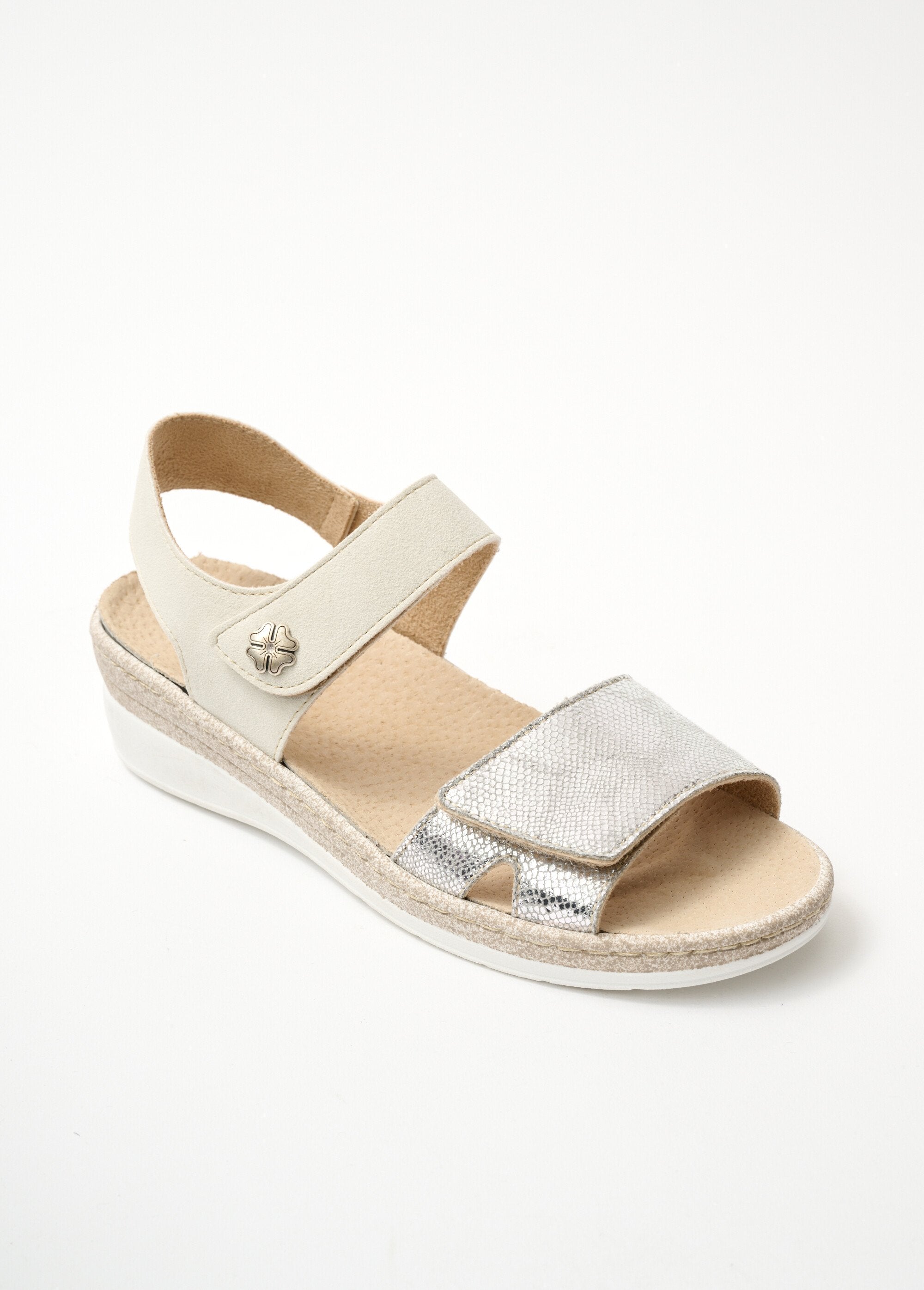 Sandalias_cómodas_con_velcro_ancho_Beige_y_plata_FA1_slim