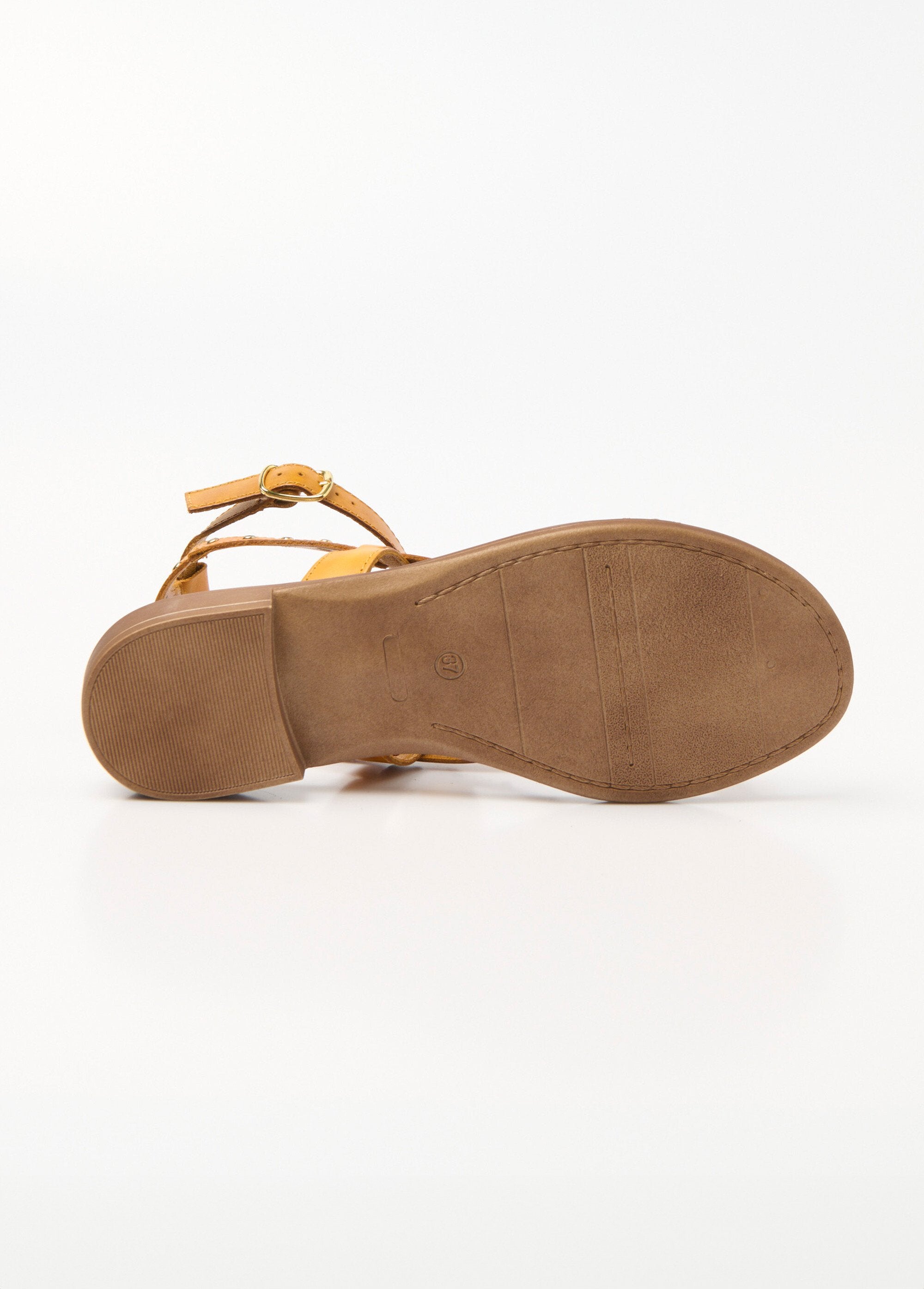 Sandalias_de_gladiador_de_cuero_con_tiras_con_tachuelas_AMARILLO_UN1_slim