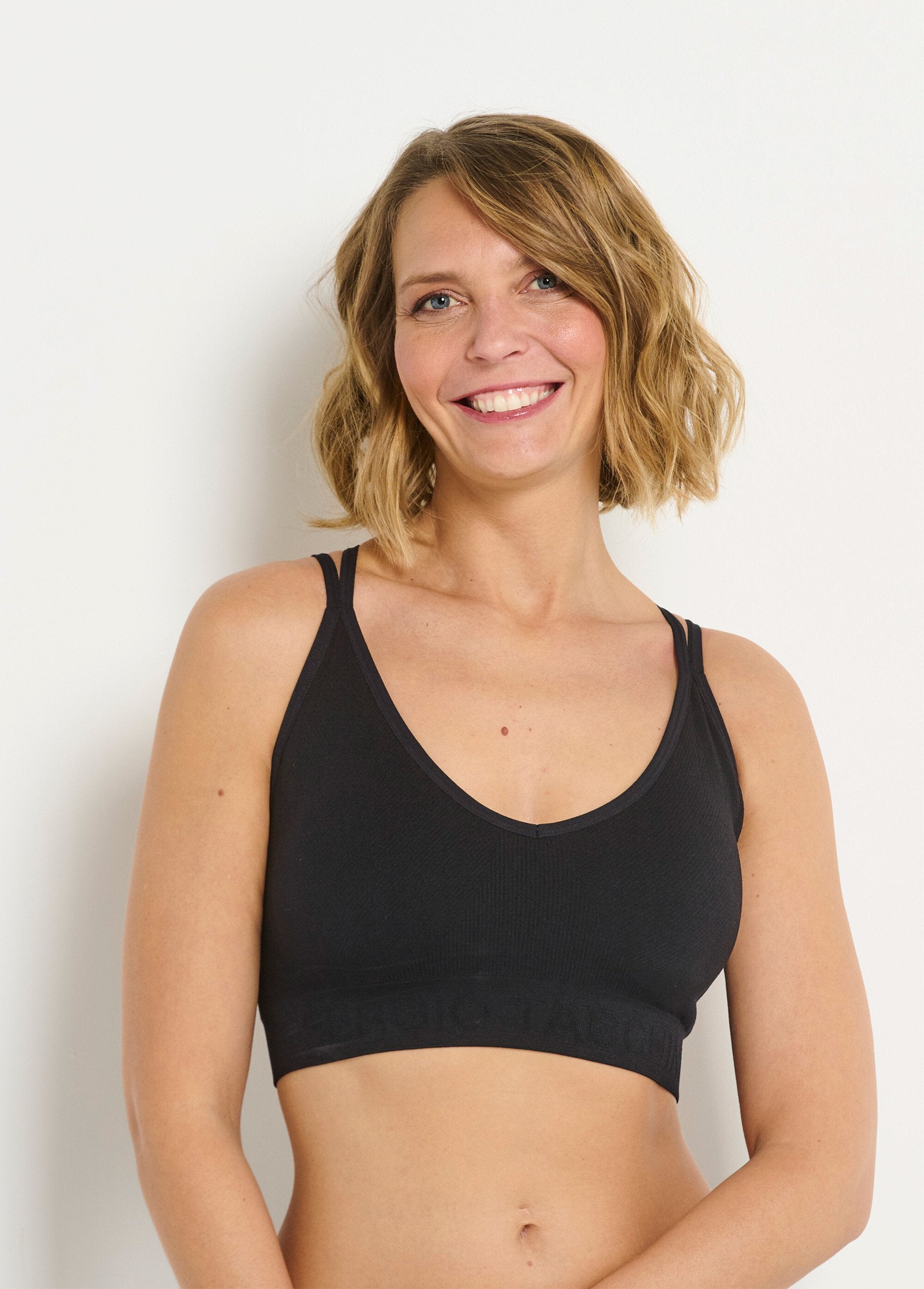 Bralette_oscuro_con_tiras_cruzadas_Negro_FA1_slim