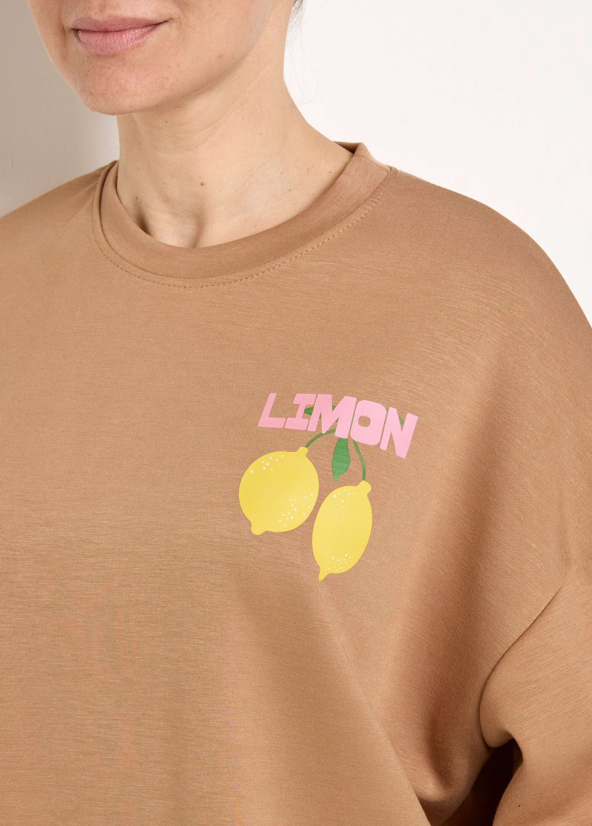 Sudadera_de_cuello_redondo_con_estampado_naranja_en_punto_suave._camello_DE1_slim