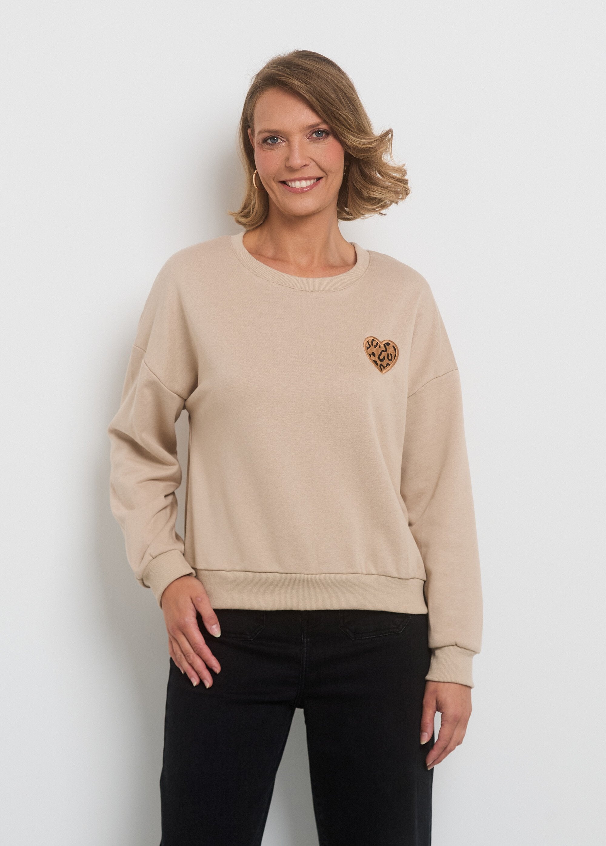 Sudadera_polar_con_corazón_bordado_en_el_pecho_Beige_FA1_slim