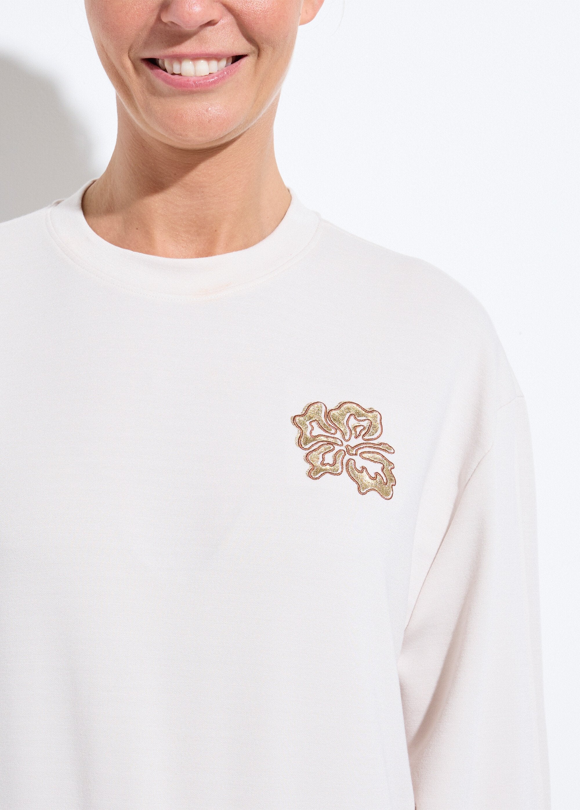 Sudadera_de_volumen_cuadrado_de_polar_bordado_con_detalle_brillante_Crudo_DE1_slim