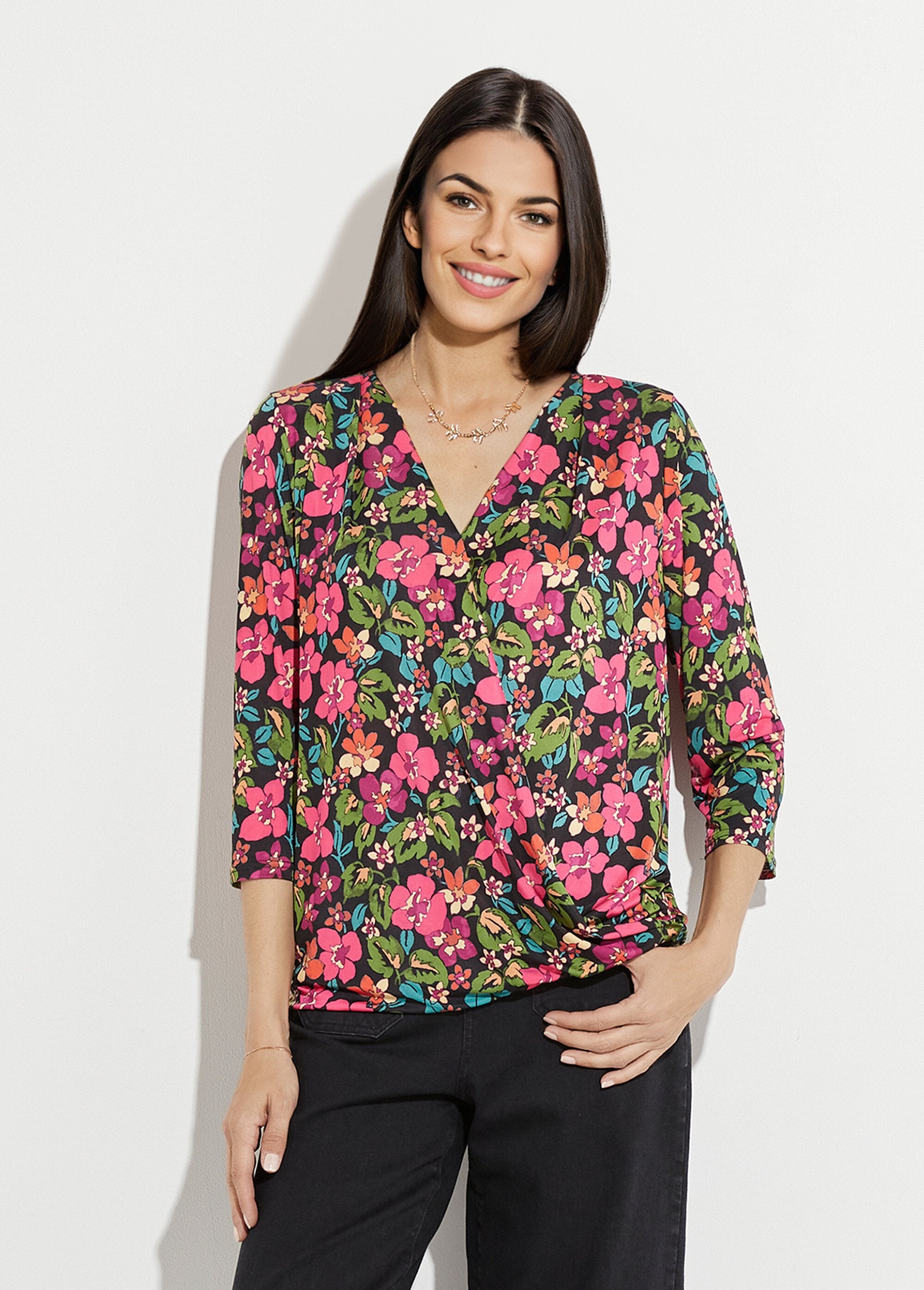 Camiseta_tipo_blusa_cruzada_con_estampado_floral_Negro_y_fucsia_FA1_slim