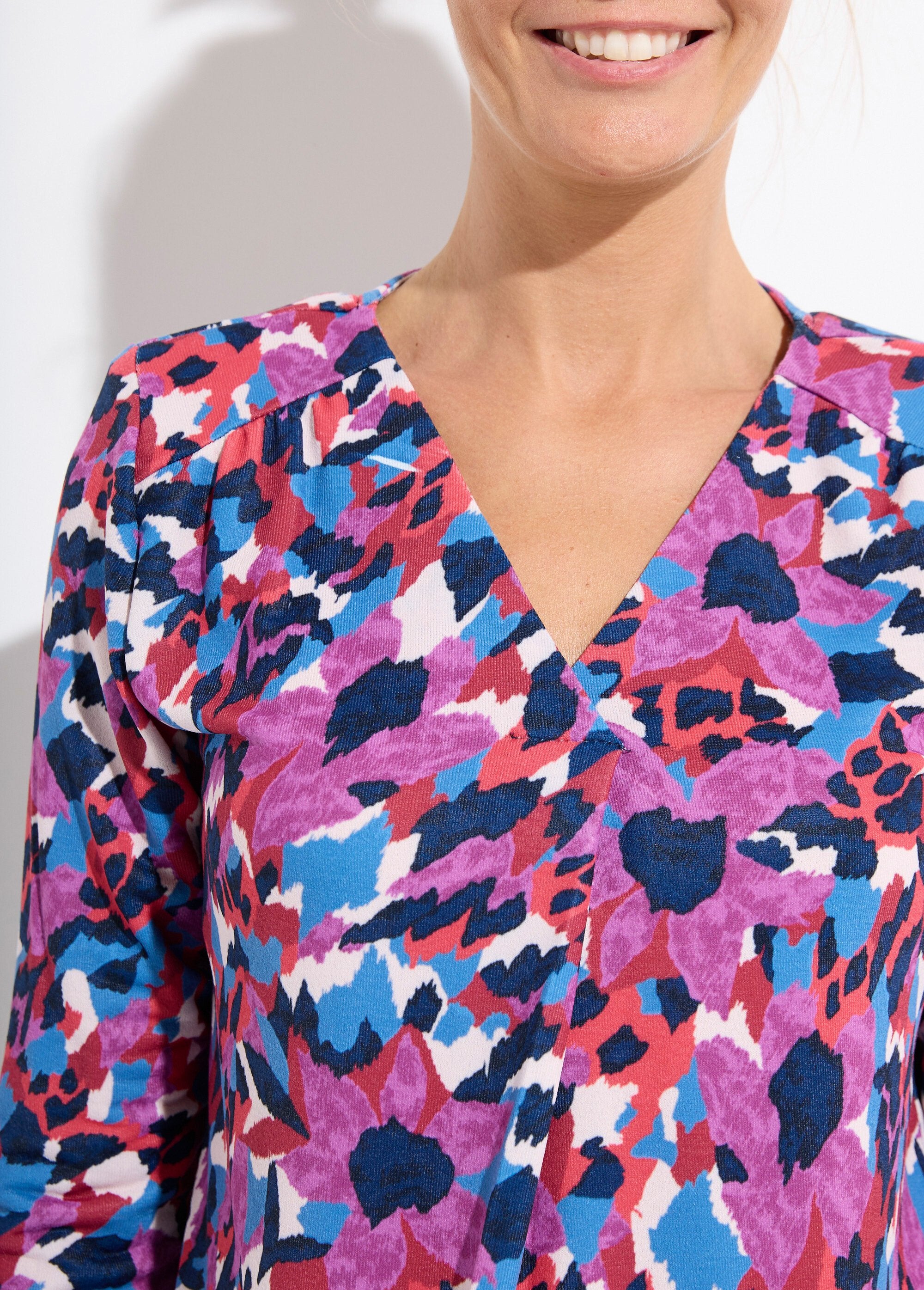 Camiseta_cálida_de_cuello_en_V_acampanada_con_estampado_multicolor_Plano_DE1_slim