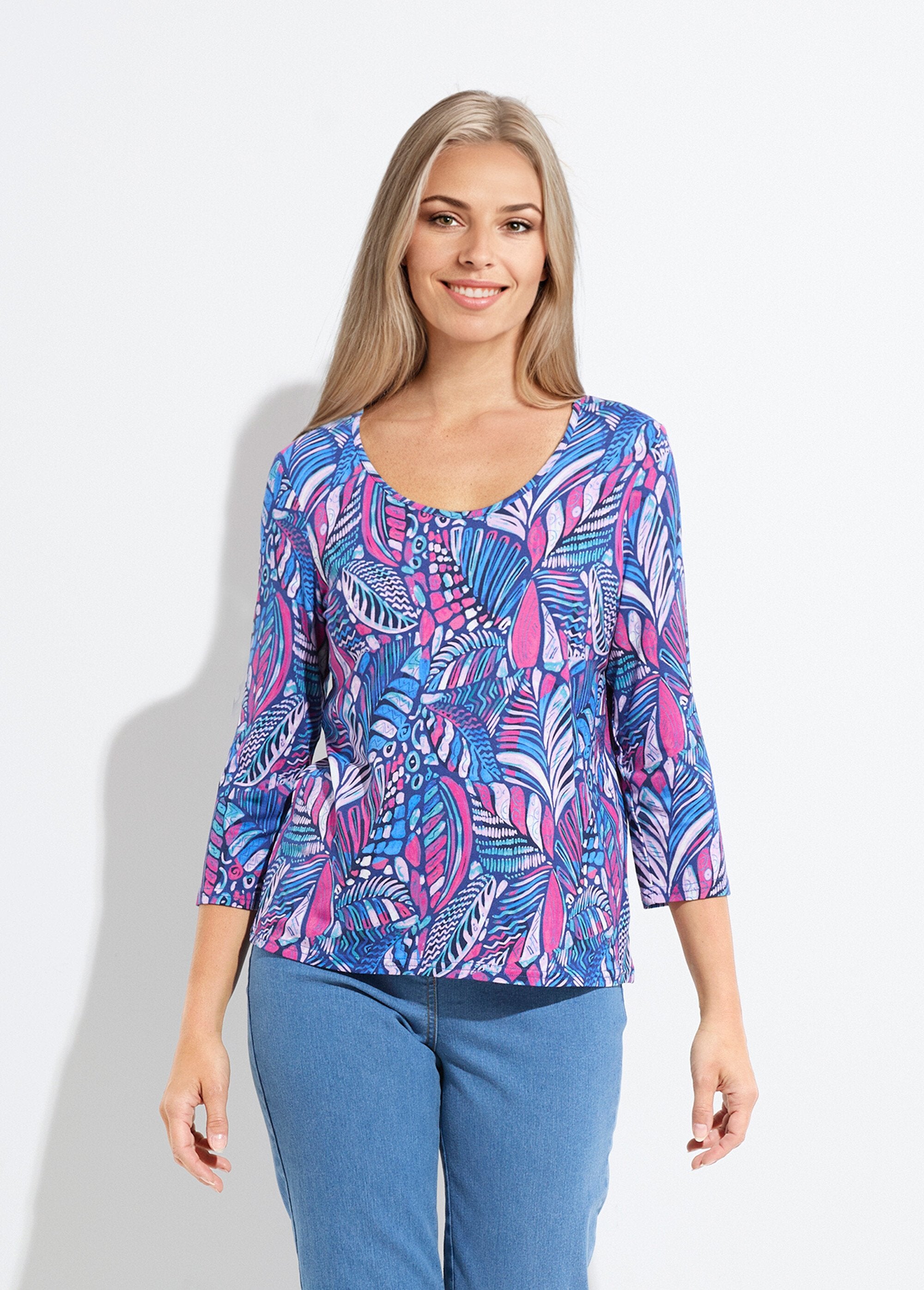 Camiseta_de_cuello_redondo_con_estampado_de_patchwork_azul_y_rosa_FA1_slim