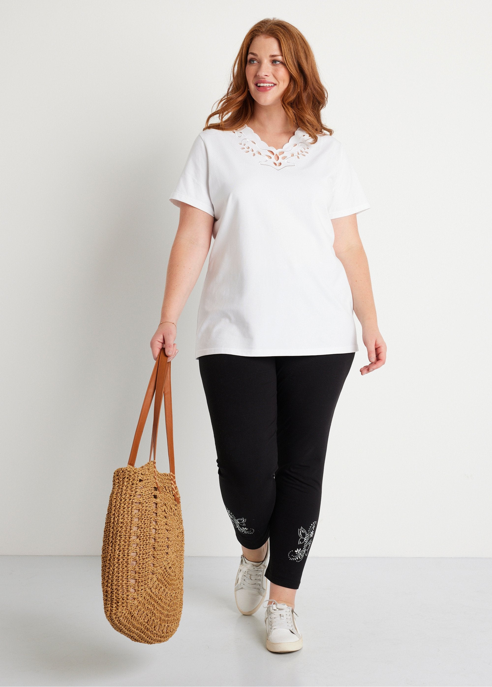 Camiseta_calada_bordada_con_cuello_en_V_Blanco,_Blanca_SF1_curvy