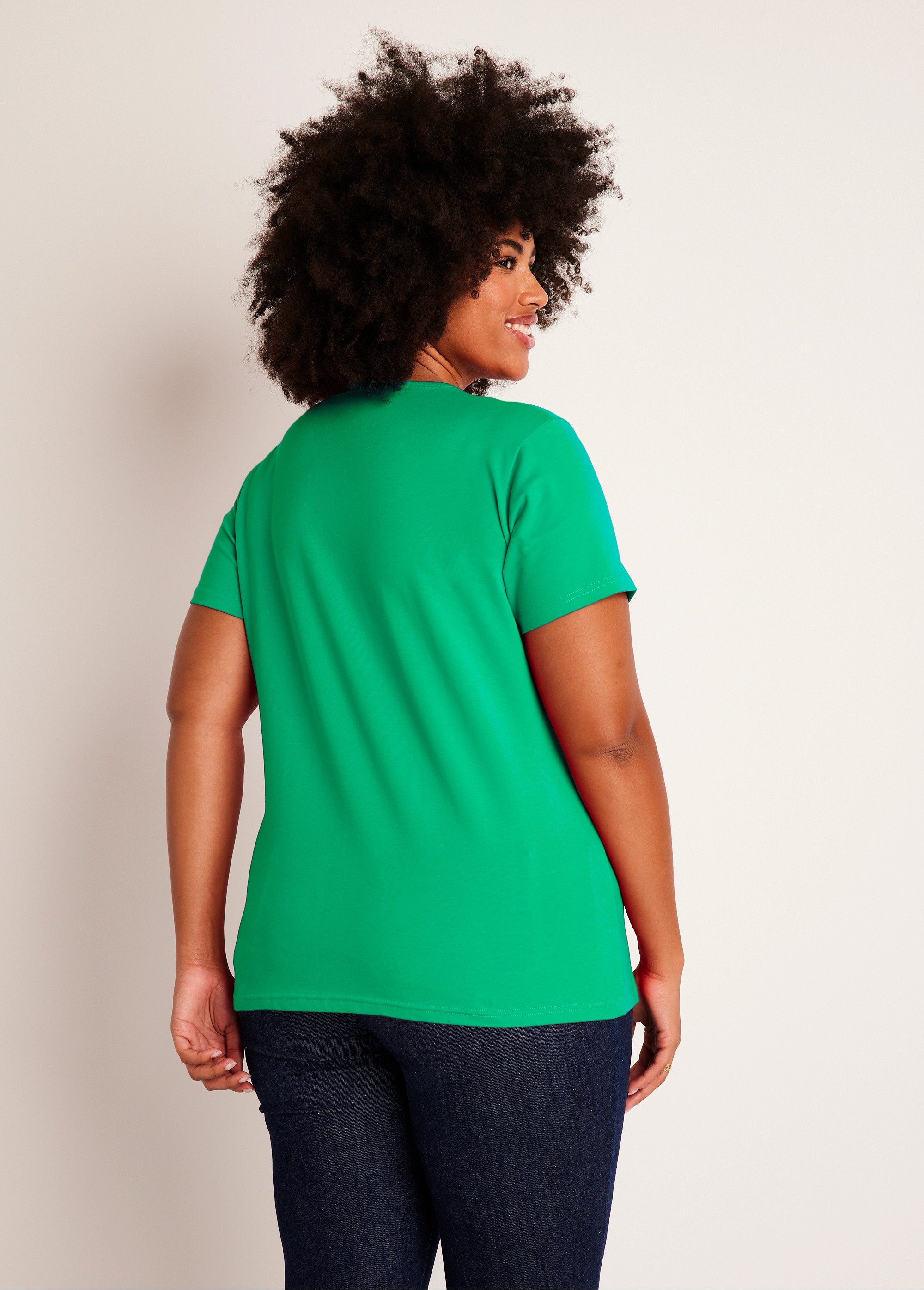 Camiseta_calada_bordada_con_cuello_en_V_Verde_DO1_curvy