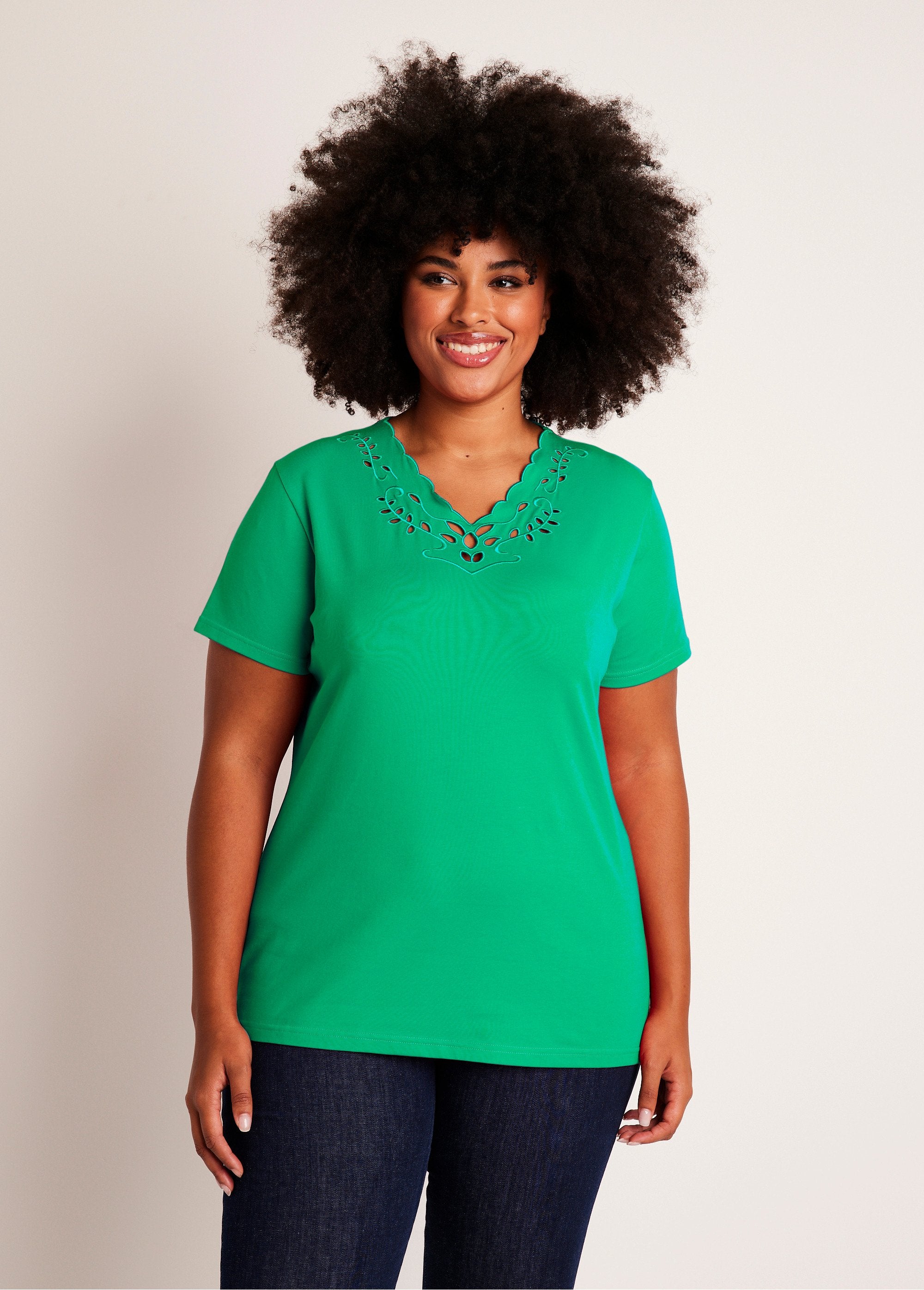 Camiseta_calada_bordada_con_cuello_en_V_Verde_FA1_curvy