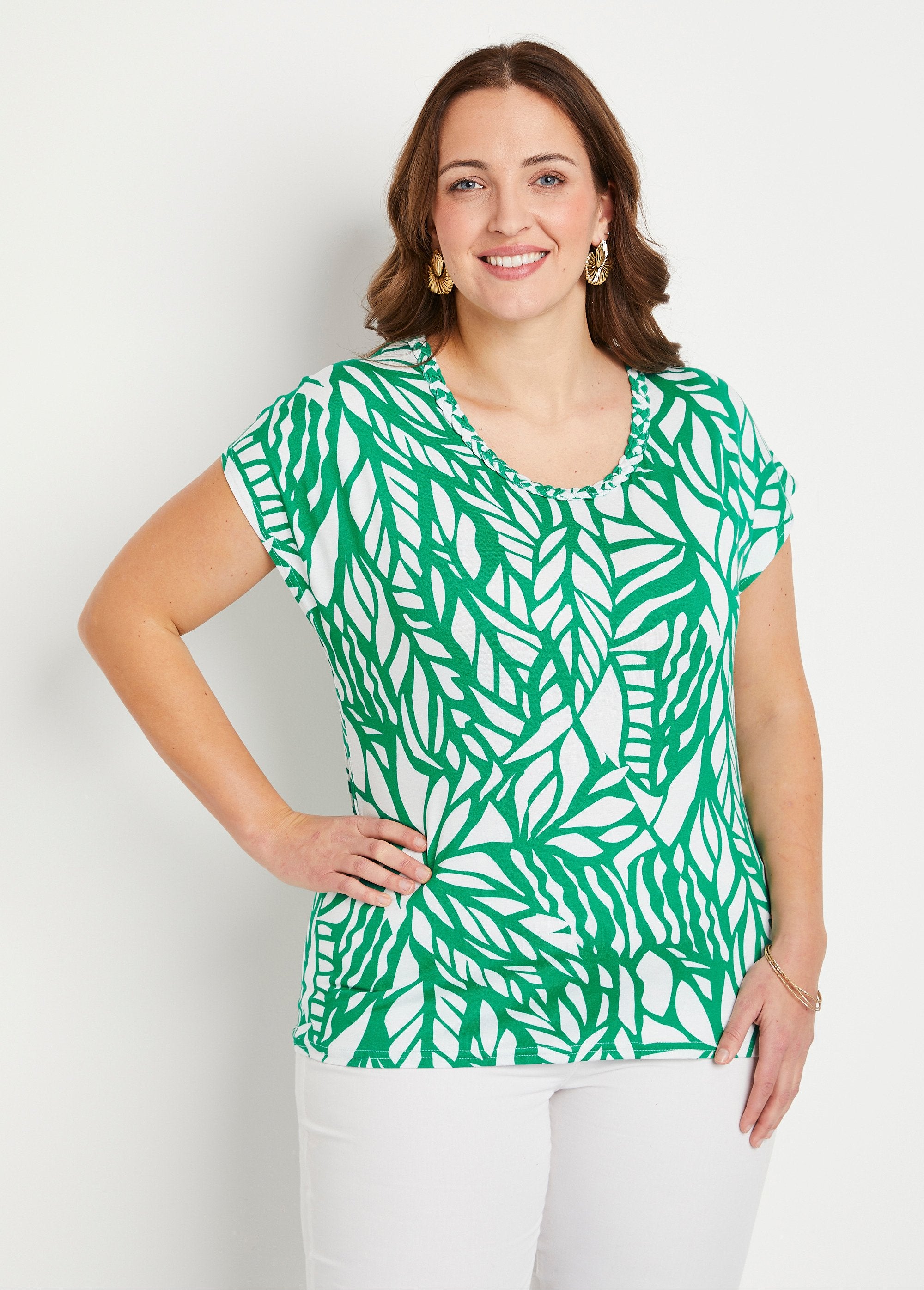 Camiseta_gráfica_corta_verde_y_blanco_FA1_curvy