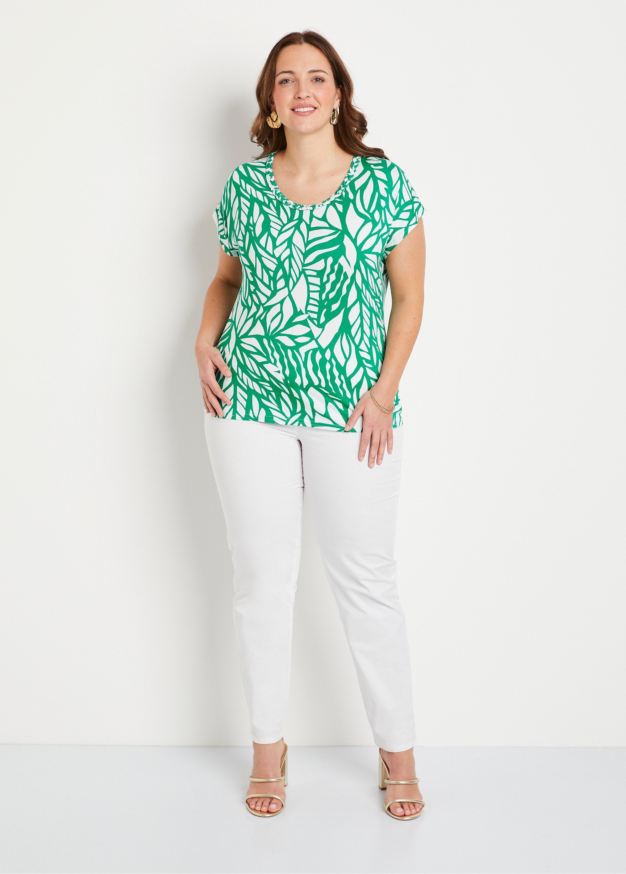 Camiseta_gráfica_corta_verde_y_blanco_SF1_curvy