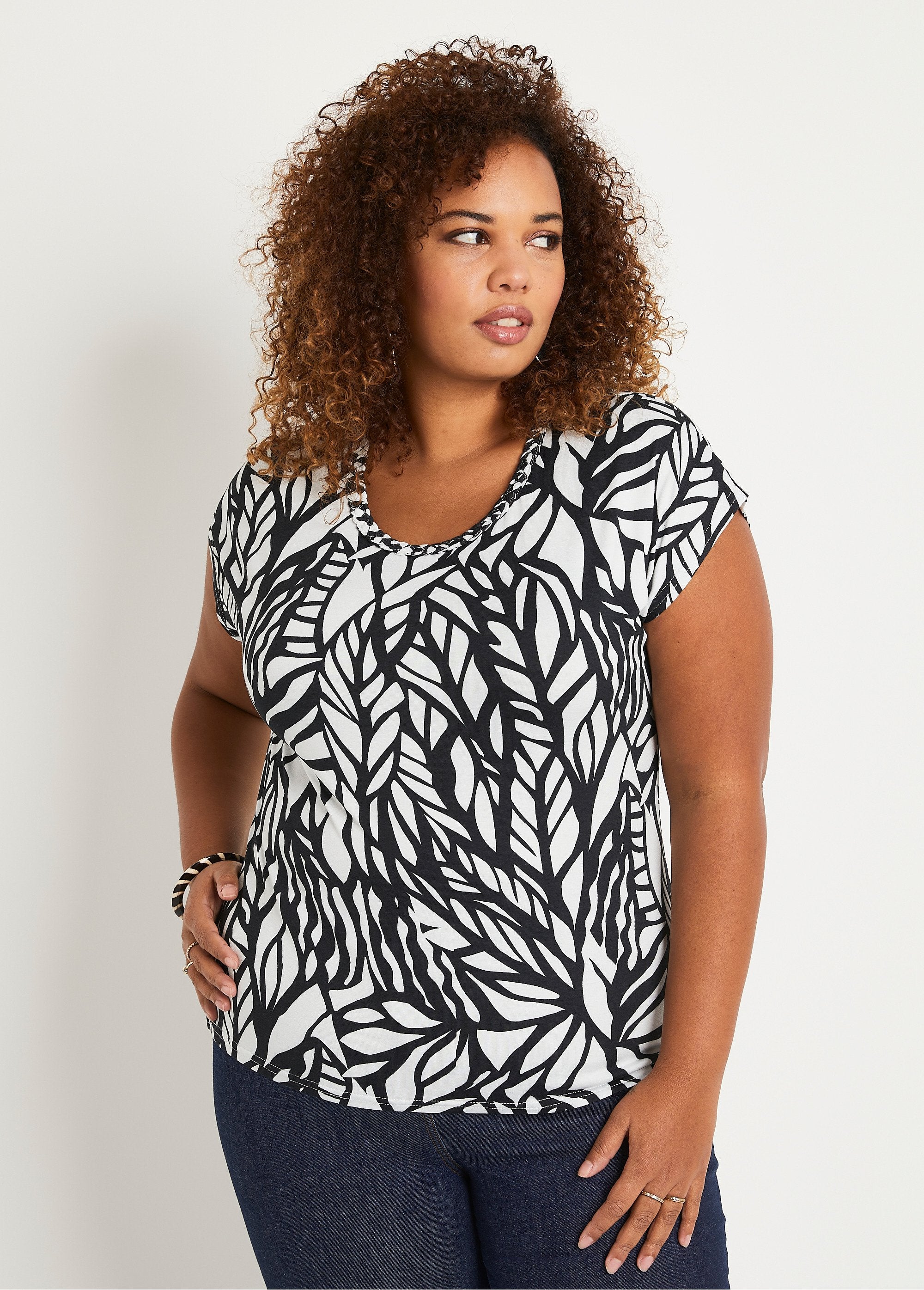 Camiseta_gráfica_corta_En_blanco_y_negro_FA2_curvy