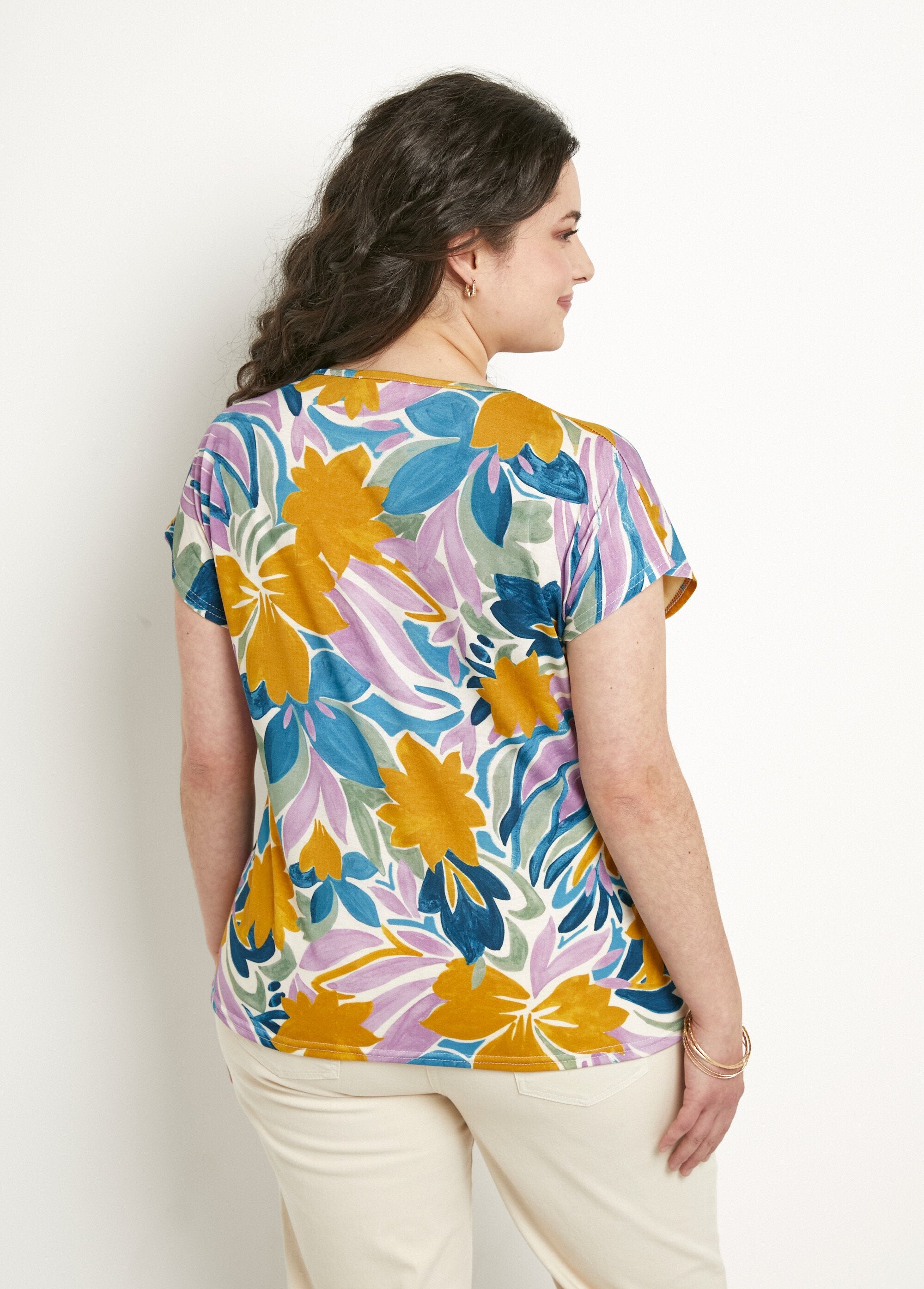 Camiseta_de_manga_corta_con_cuello_redondo_y_estampado_floral_Parma_y_ocre_DO1_curvy